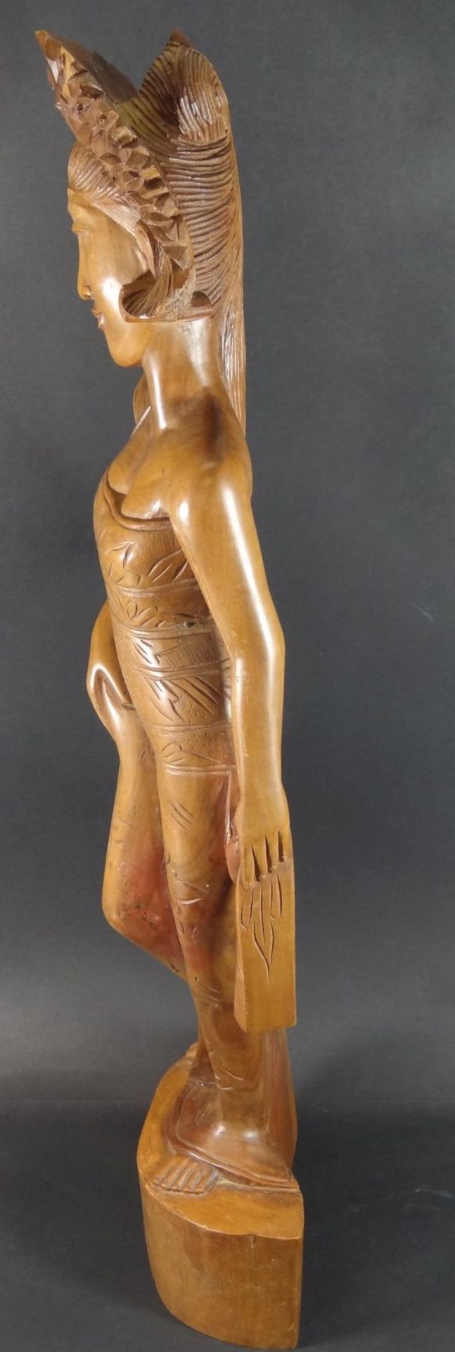 hohe Holzschnitzerei, balinesisches Mädchen, H-62 cm, kl. Fehlteil - Bild 3 aus 8