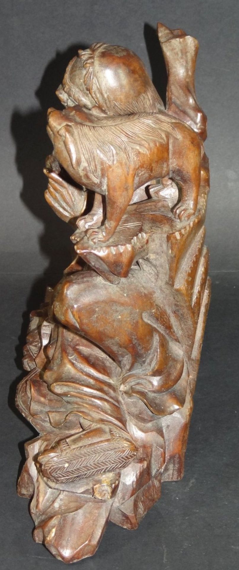 alte Holzschnitzerei, Chinese mit Hund, Alters-u. Gebrauchsspuren, kl. Fehlstellen, H-21 cm, B-24 - Bild 3 aus 5