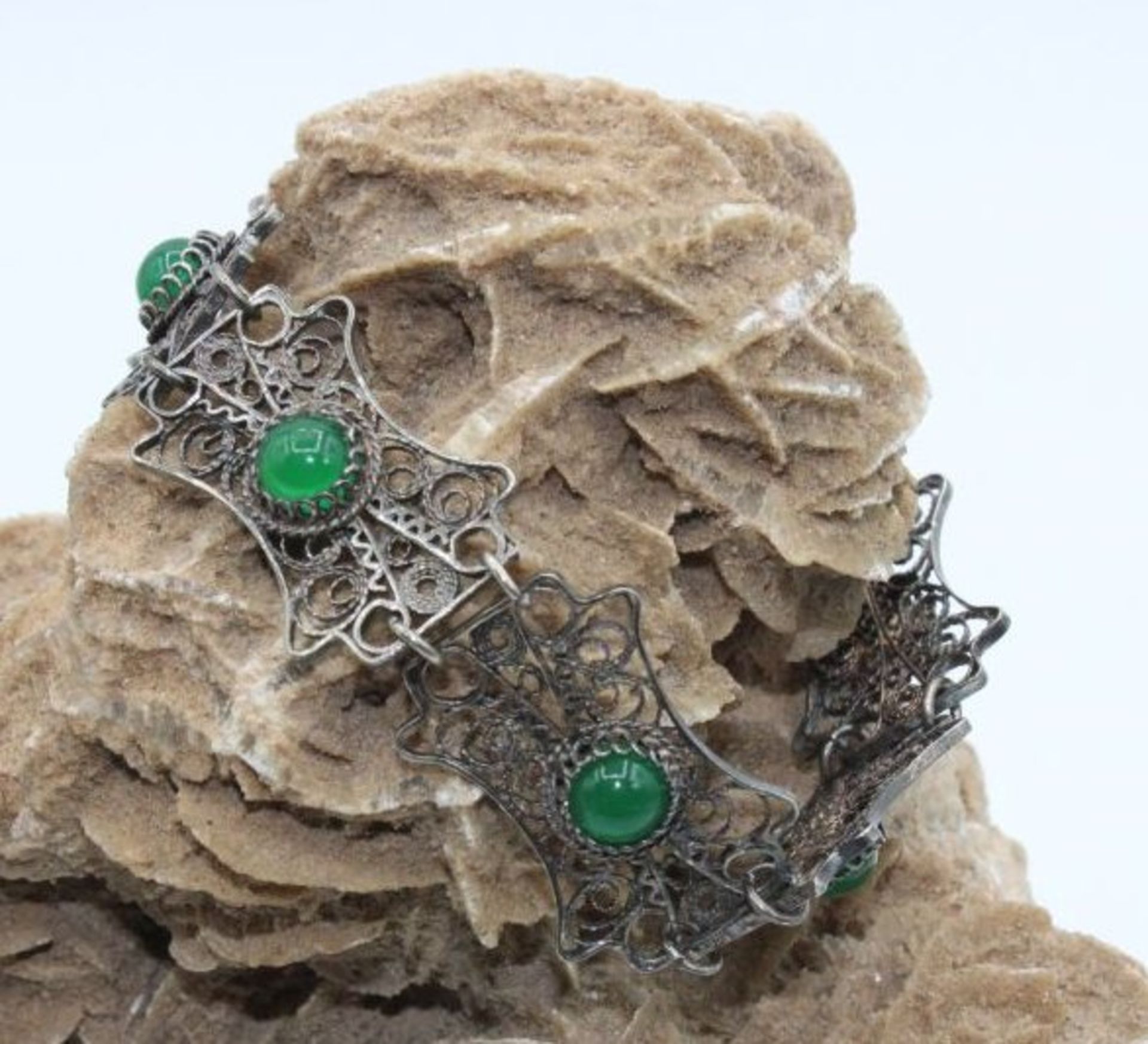 filigran gerarbeitetes Silber-Armband, besetzt mit grünen Steinen, 16,2gr., ca. L-18cm > 22cm.