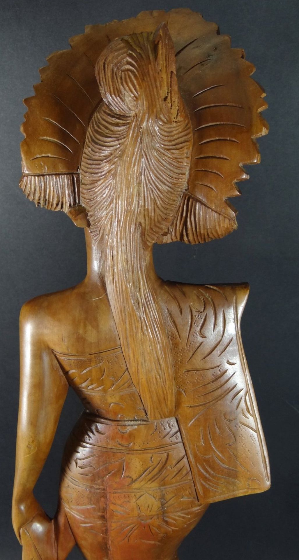 hohe Holzschnitzerei, balinesisches Mädchen, H-62 cm, kl. Fehlteil - Bild 5 aus 8