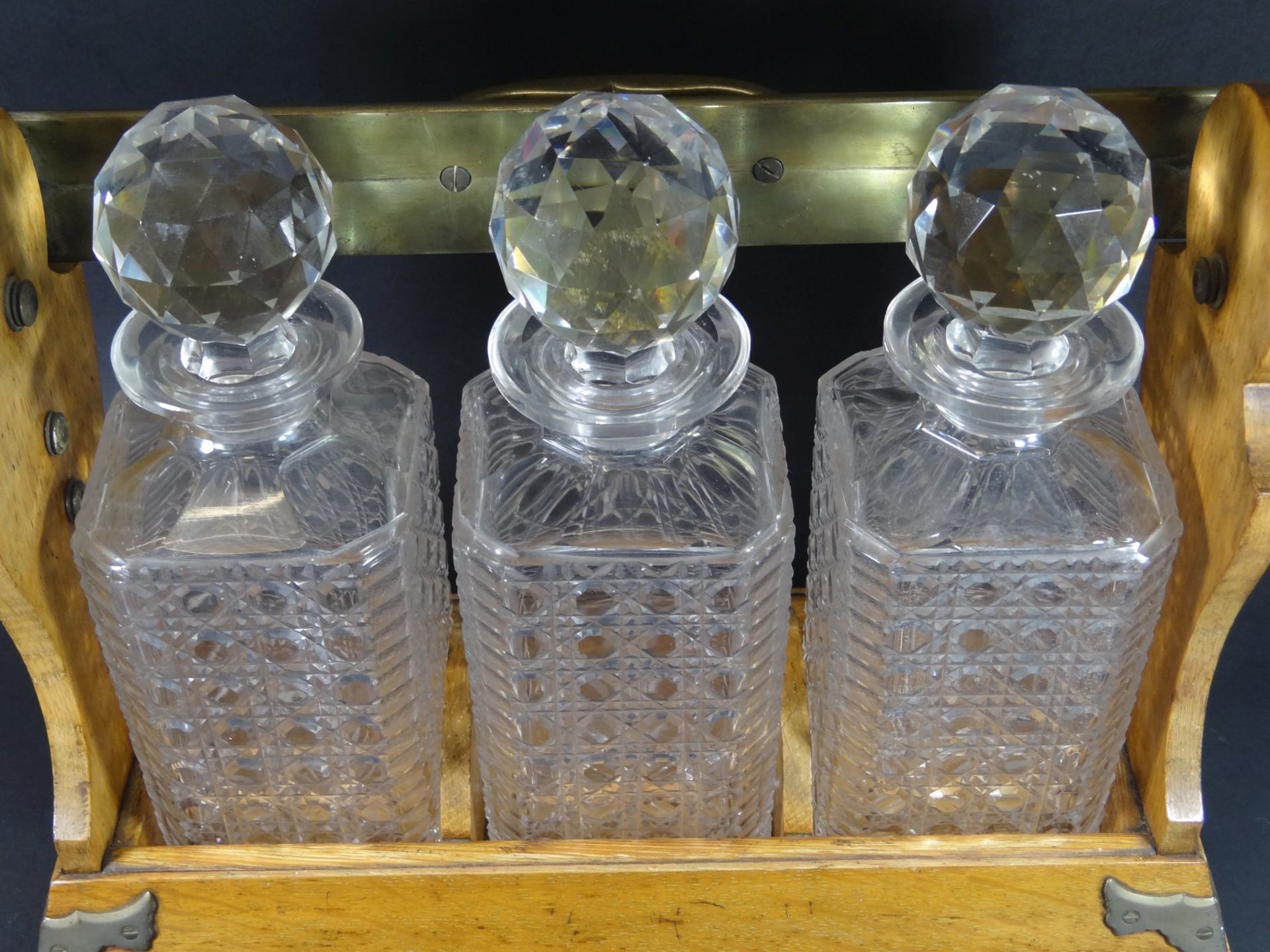 Tantalus (Reisebar) mit 3 Kristall-Karaffen, England, H-28 cm, B-35 cm - Bild 2 aus 6