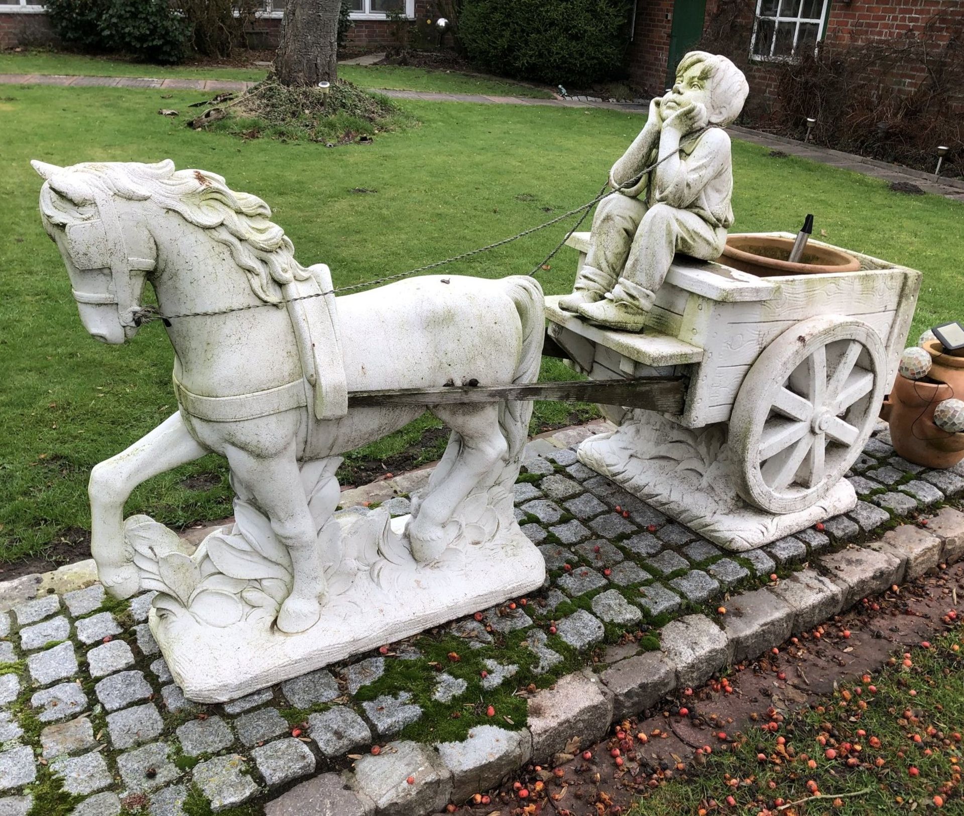 grosse Gartenskulptur, Pferd mit Wagen und Jungenfigur, Waschbeton, div. Fehlteile, Alters-u. - Image 4 of 7