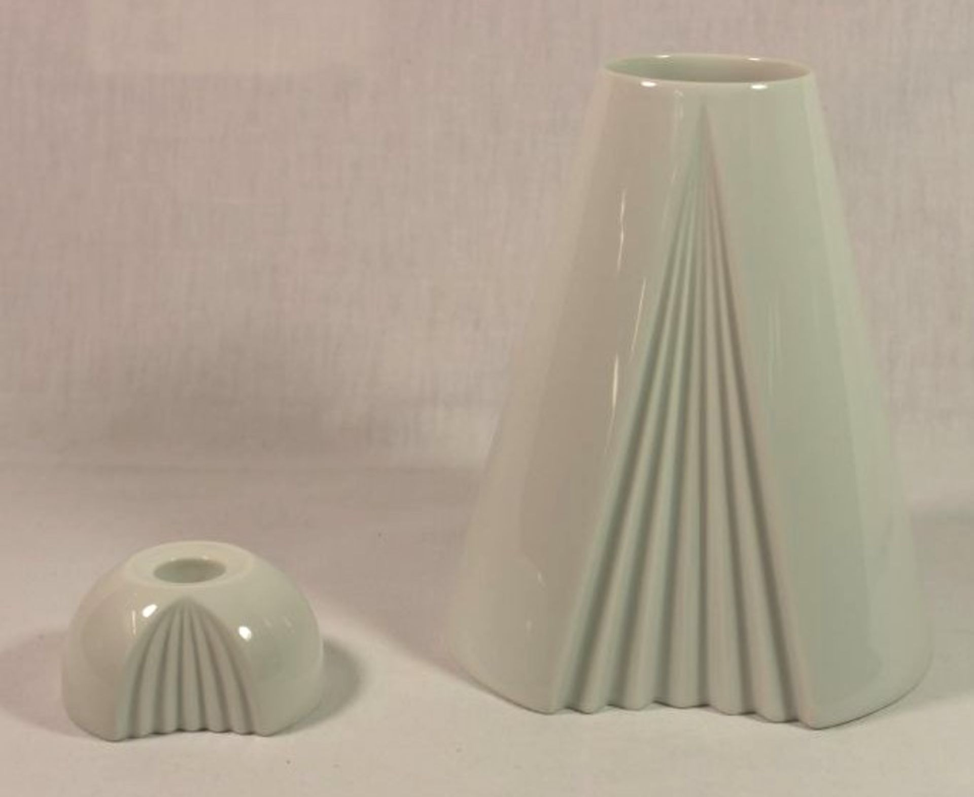 Vase und kl. Leuchter, Rosenthal, signiert, Weißporzellan, H-19cm und H-4cm.