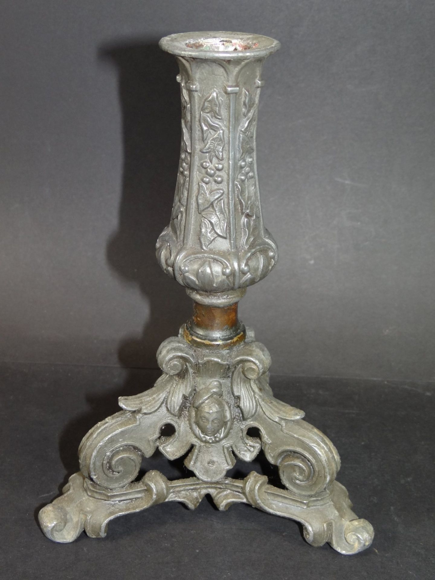 Zinn-Kerzenhalter auf drei Beinen, allseits Puttokopf, H-18 cm - Bild 3 aus 6