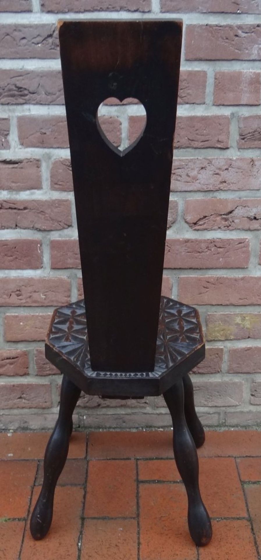 niedriger Stuhl mit schmaler, hoher Lehne, Kerbschnitzerei, H-90 cm, B-29 cm, Sitzhöhe 35 c - Image 3 of 7