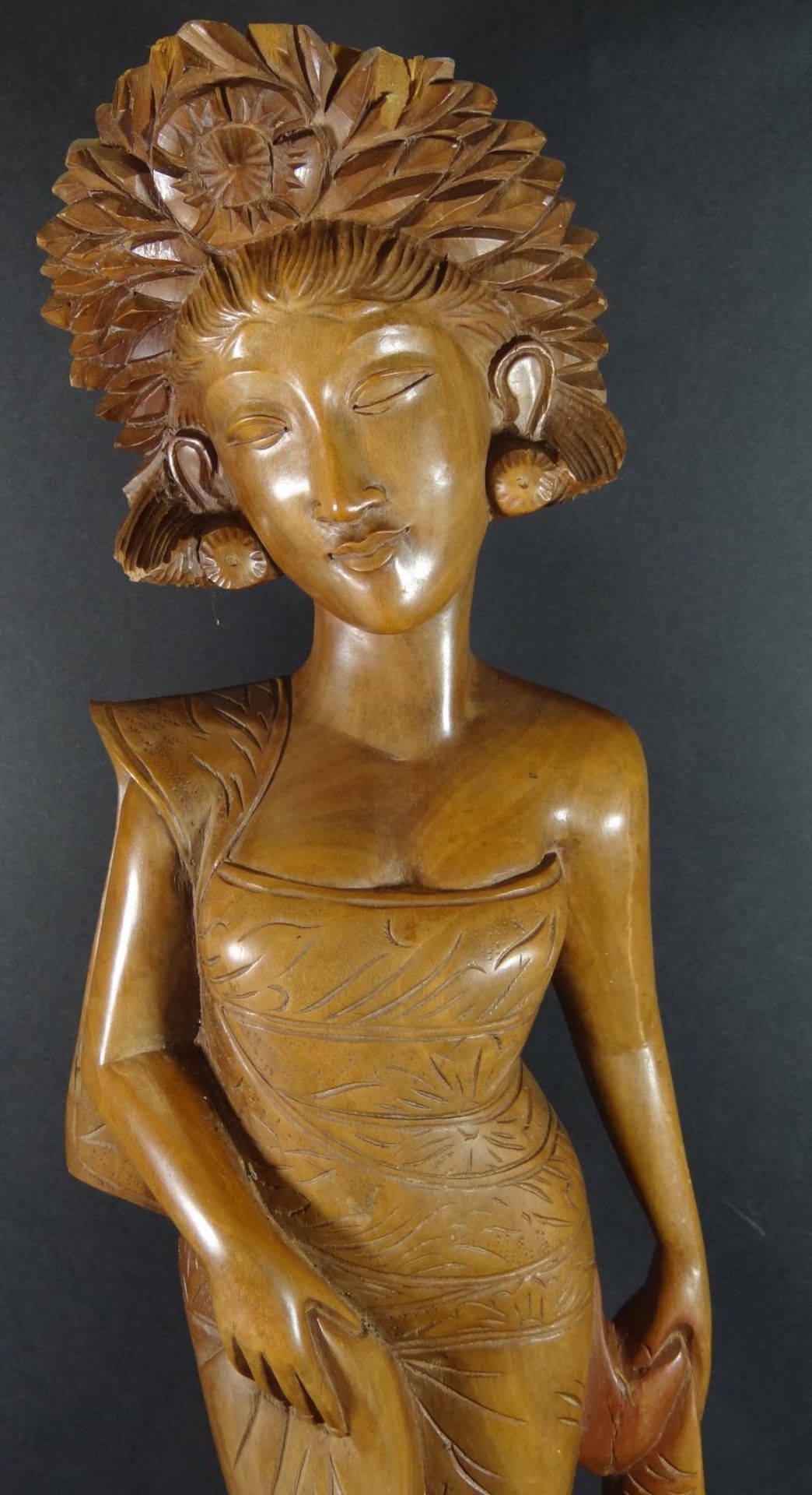 hohe Holzschnitzerei, balinesisches Mädchen, H-62 cm, kl. Fehlteil - Bild 2 aus 8