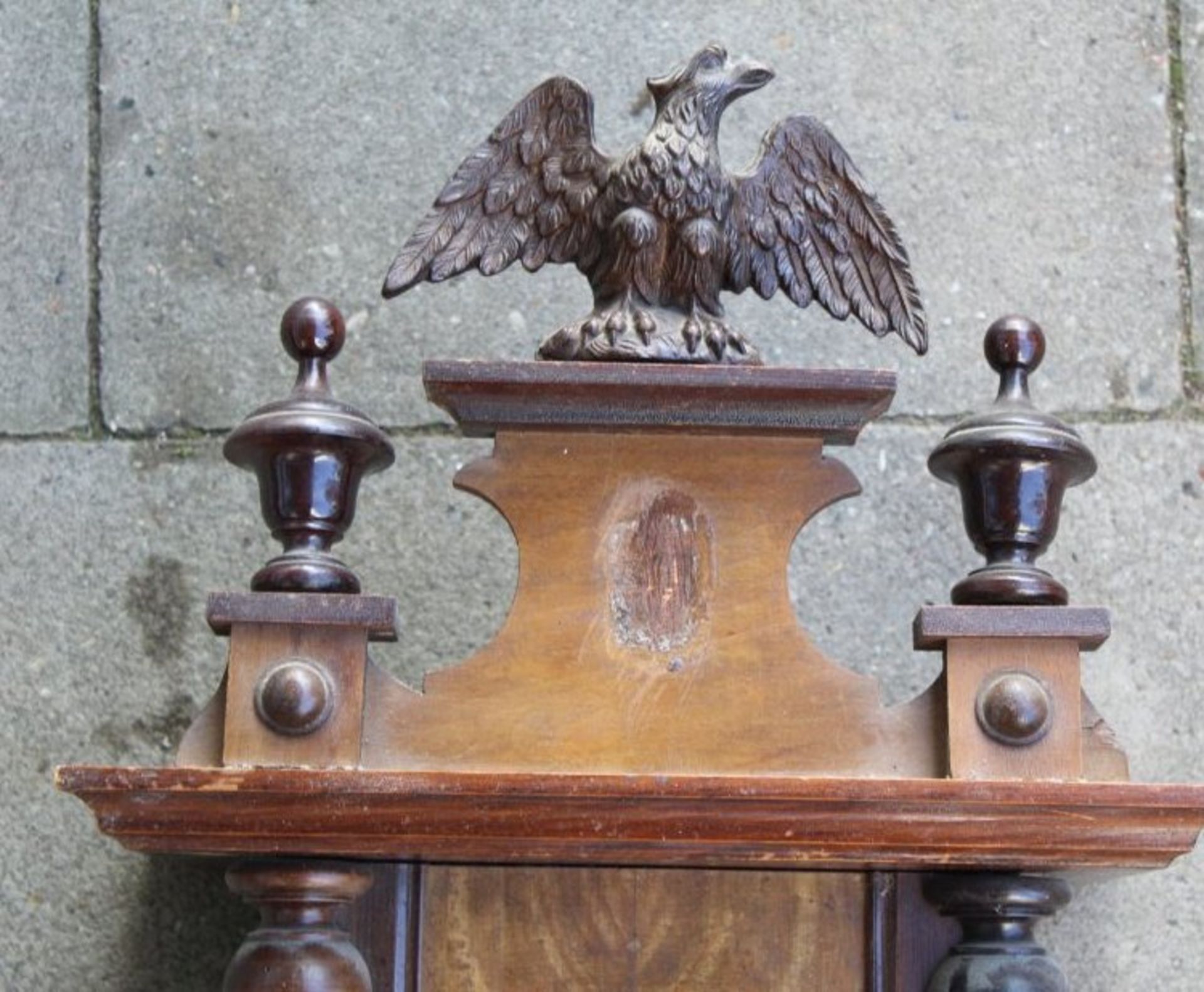 Wanduhr, Adler als Bekrönung, Holzgehäuse, H-65 cm, B-31 cm, Werk läuft, eine Applikation fe - Bild 2 aus 7