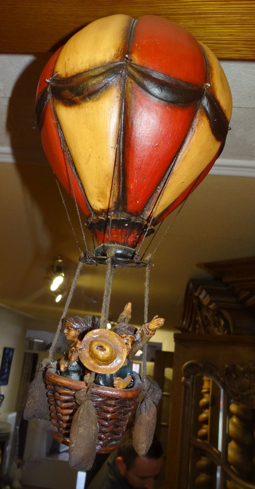 gr. Flugballon mit Korb und Figuren, Holz, neuzeitlich, H-40 cm