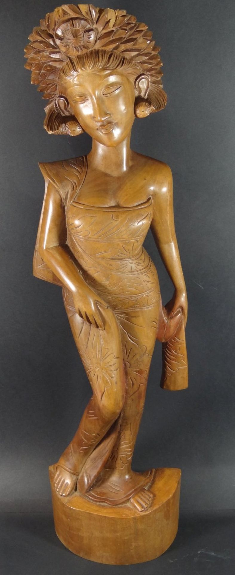 hohe Holzschnitzerei, balinesisches Mädchen, H-62 cm, kl. Fehlteil