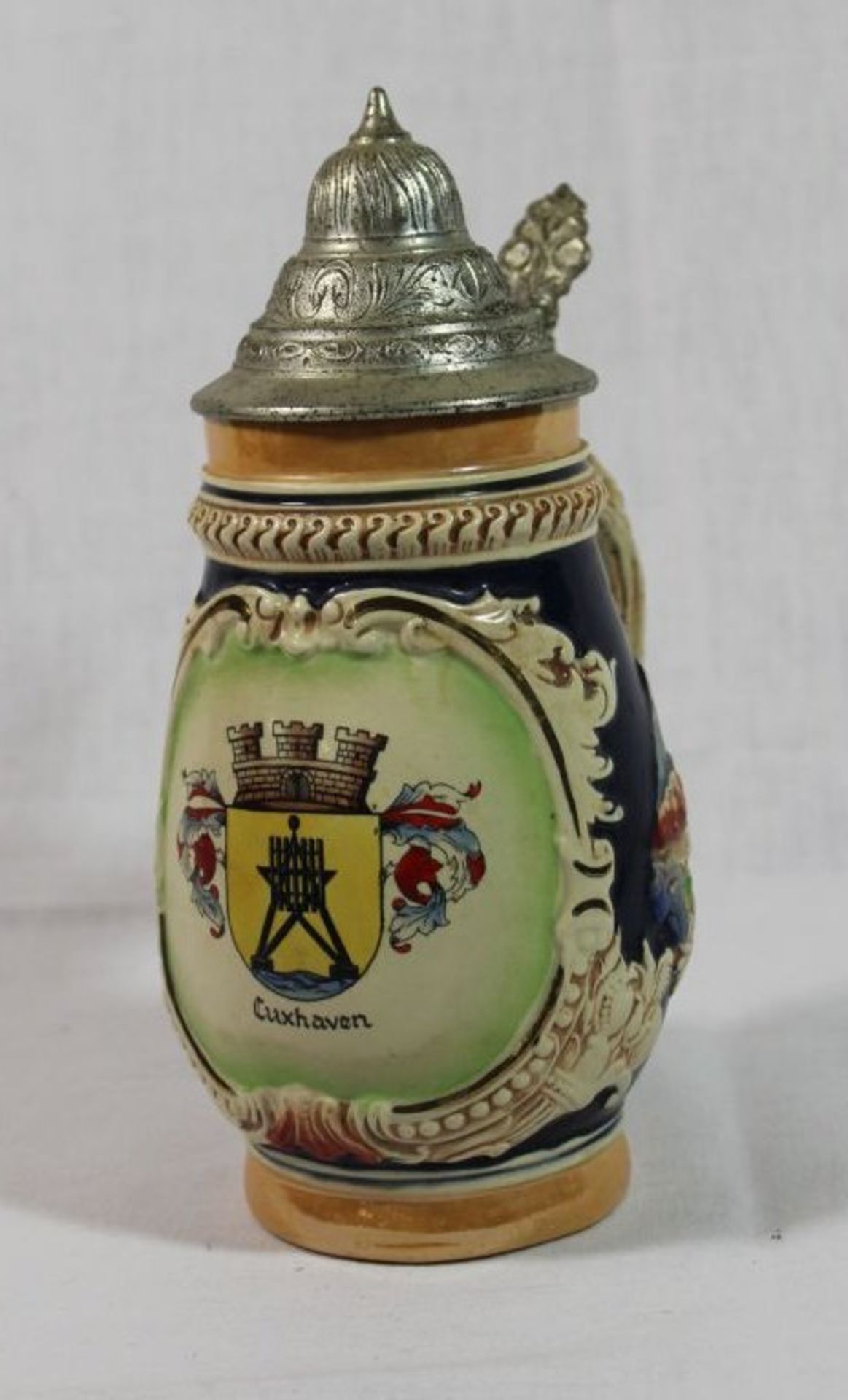 Bierkrug, bemalt mit Cuxhaven-Wappen, H-22cm.