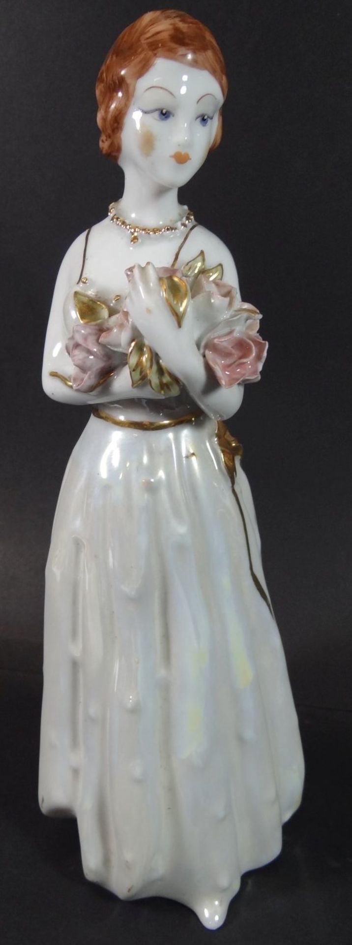 Figur "Dame mit Rosenstrauss, bemalt,Kleid lüstrierend, unged. Marke, einige Rosenblätter bestossen,