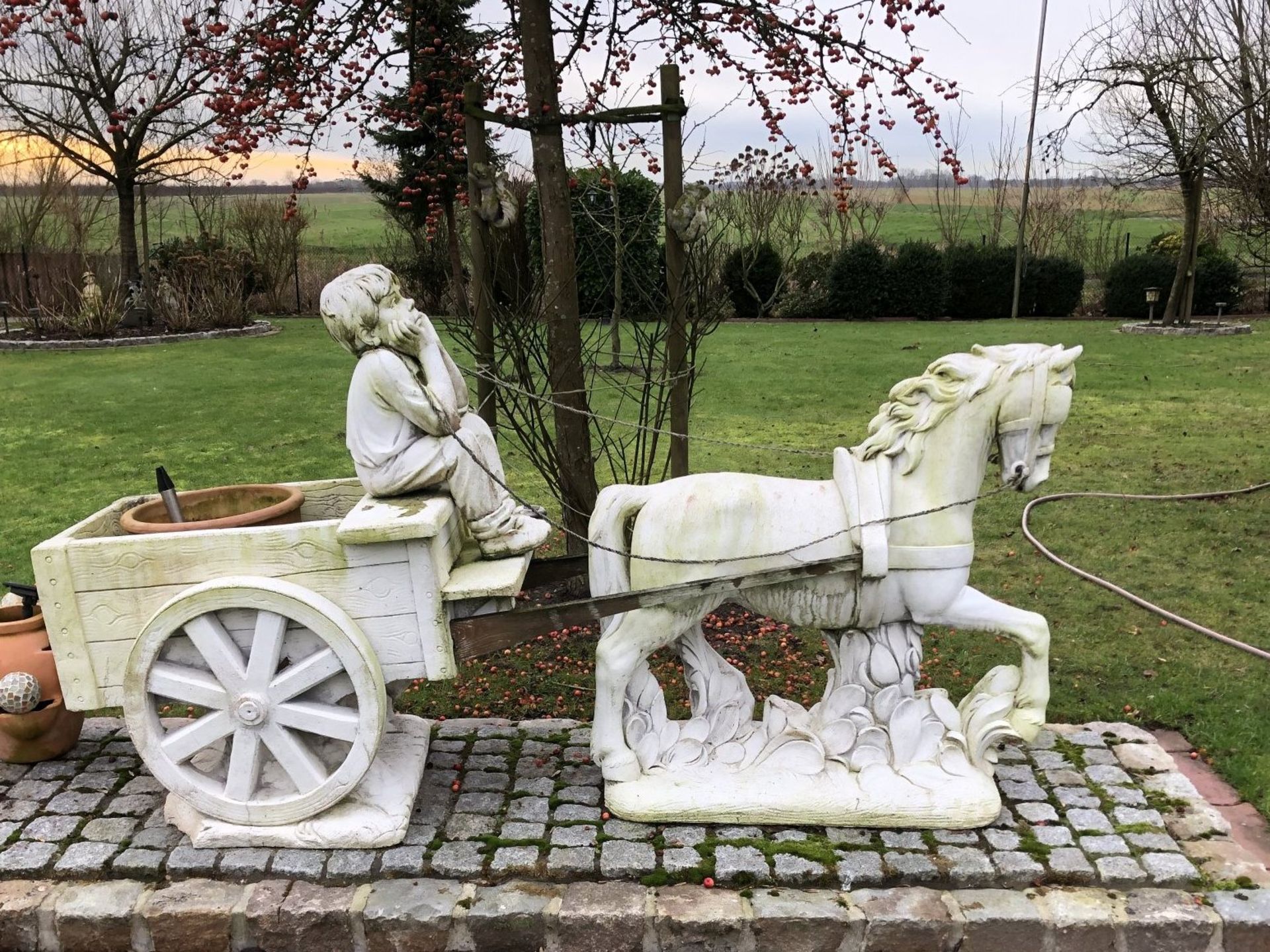 grosse Gartenskulptur, Pferd mit Wagen und Jungenfigur, Waschbeton, div. Fehlteile, Alters-u.