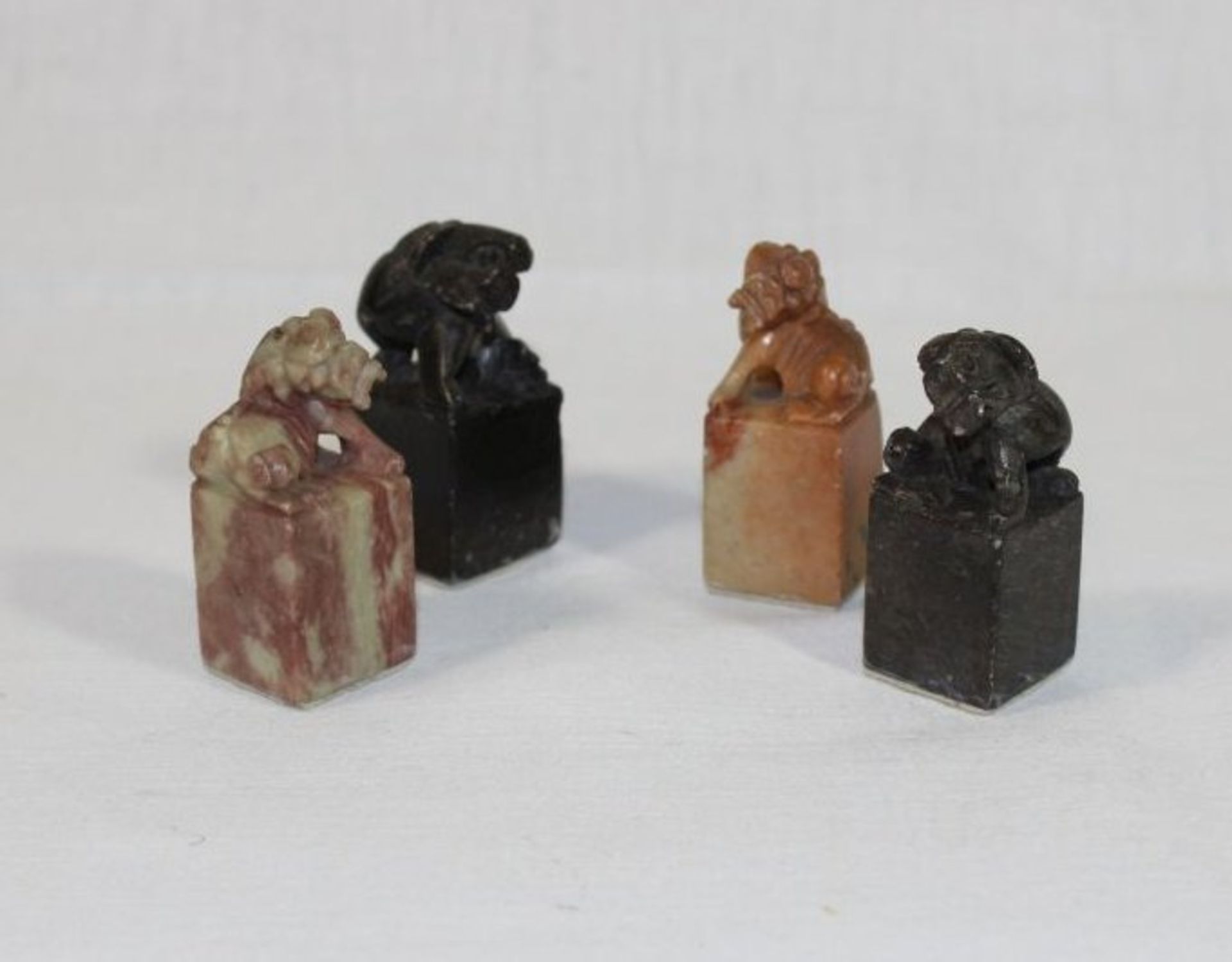 4x kl. Fo-Hunde auf Podest, Speckstein, China, H-5cm.