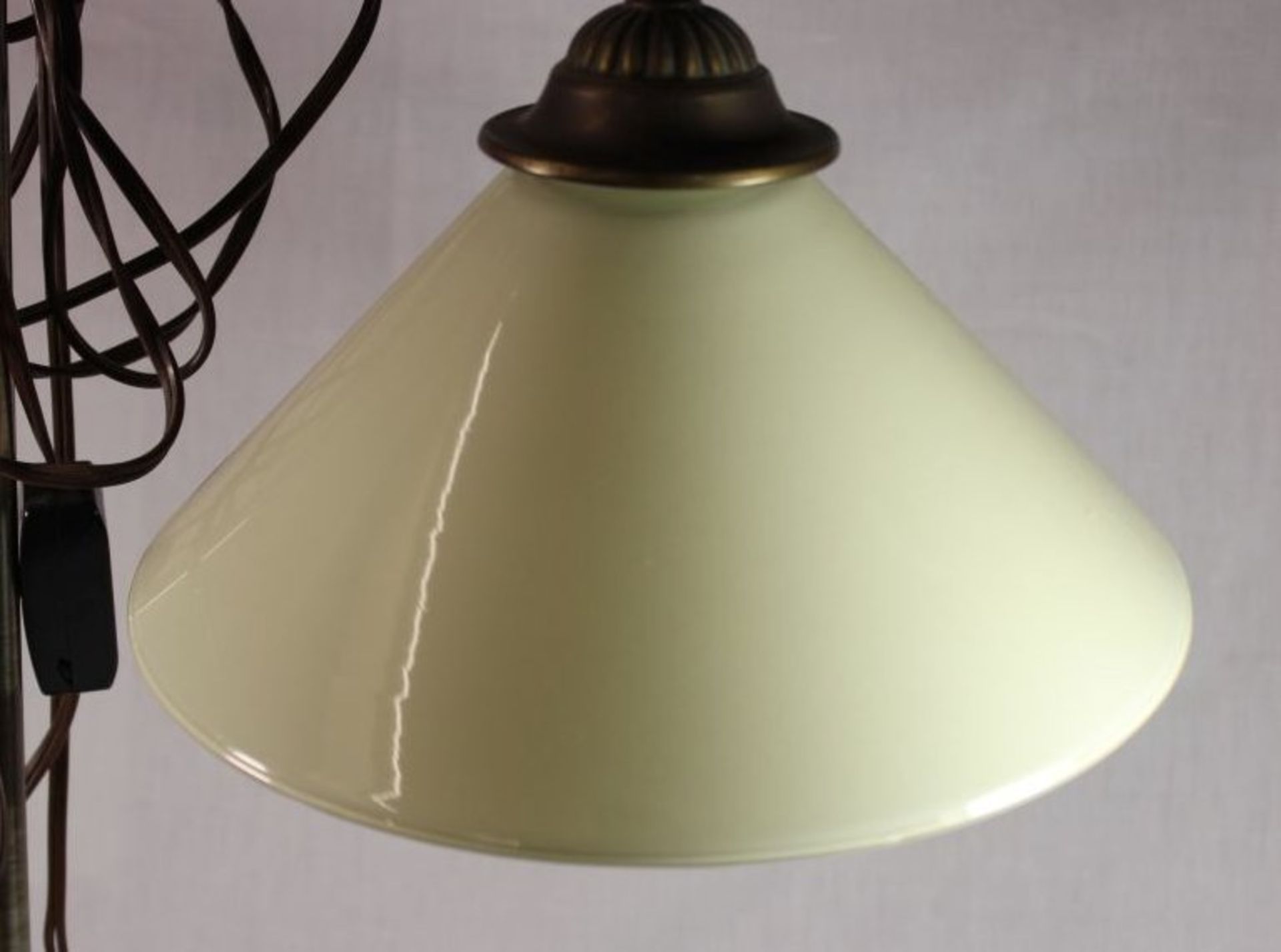 Tischlampe, Messingstand, Glasschirm, H-72cm. - Bild 3 aus 3