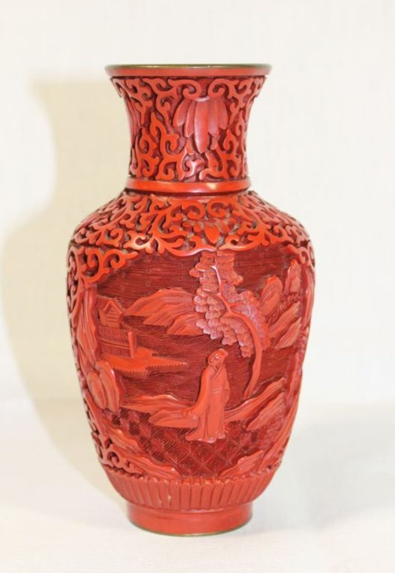 kl. Rotlack-Vase, China, innen emailliert, H-15cm.