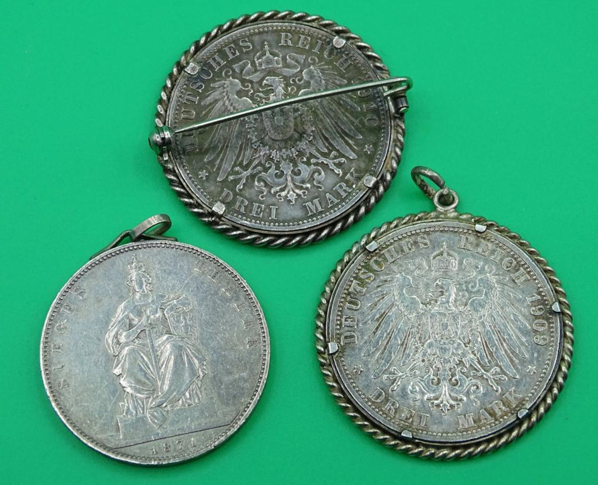 3x Münzen,gehenkelt und gefasst,Drei mark 1910,Drei mark 1909,Sieges Thaler 1871 - Bild 2 aus 2