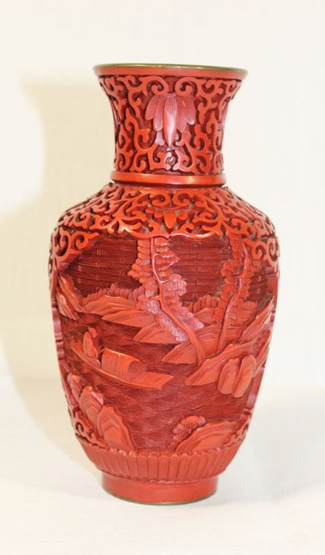 kl. Rotlack-Vase, China, innen emailliert, H-15cm. - Bild 3 aus 3