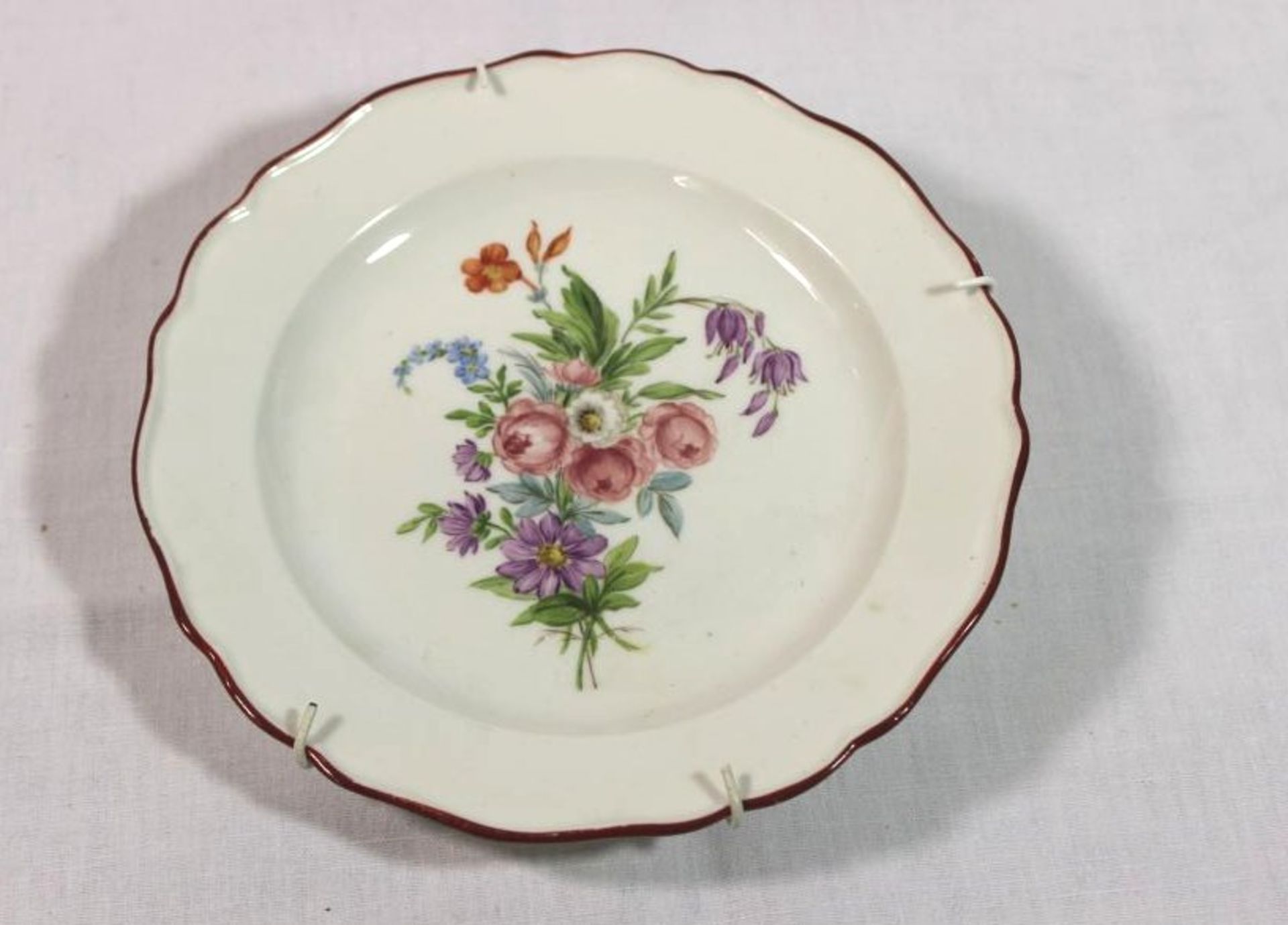 kl. Teller, Meissen, Schwertermarke, Blumenbemalung, roter Rand, 2 Schleifstriche, D-17,5cm.