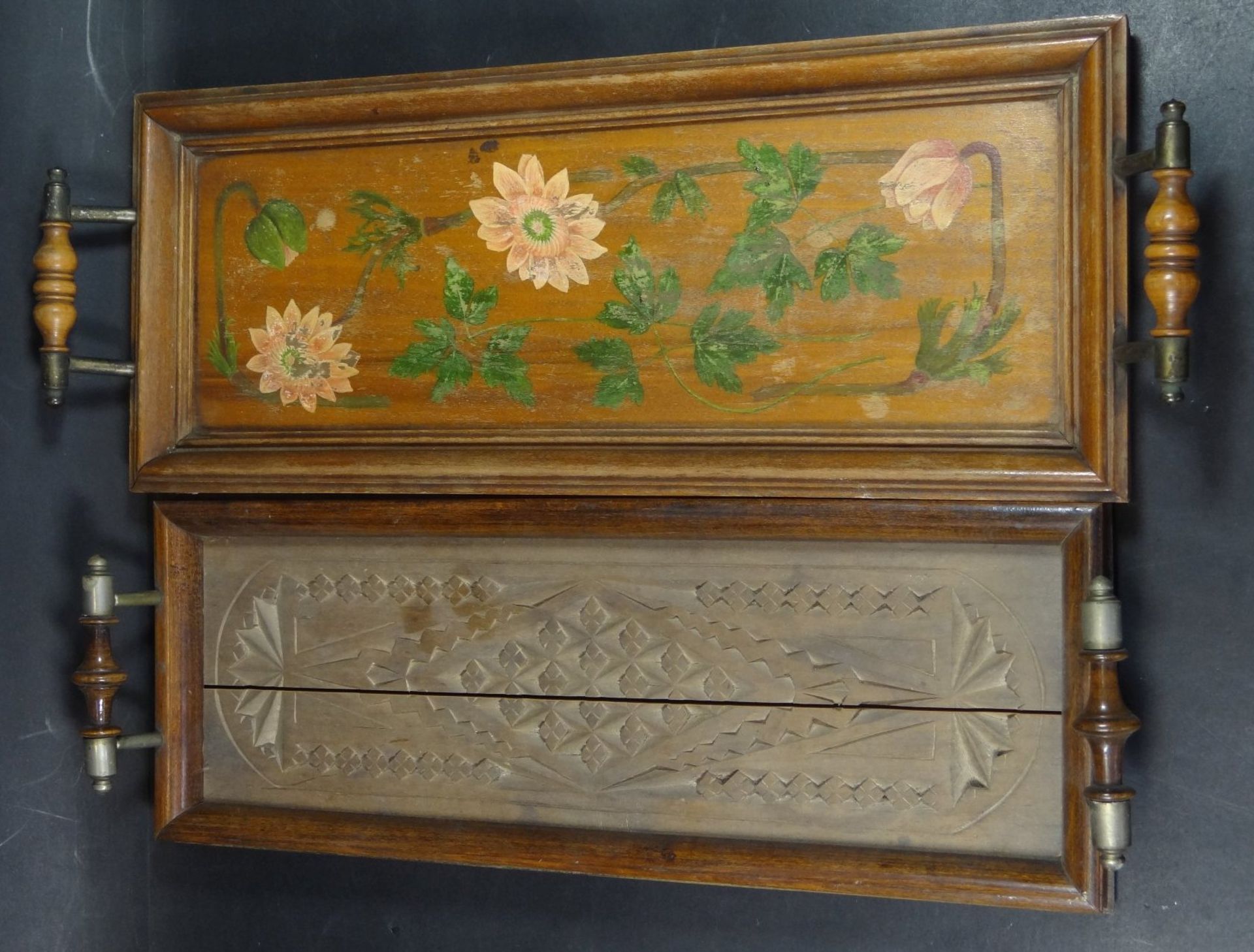 2x kl. Holz-Tablett, 1x mit Blumenmalerei, 15x35 cm, 1x Kerbschnitzerei, 13x35 cm, hier Holzplatte