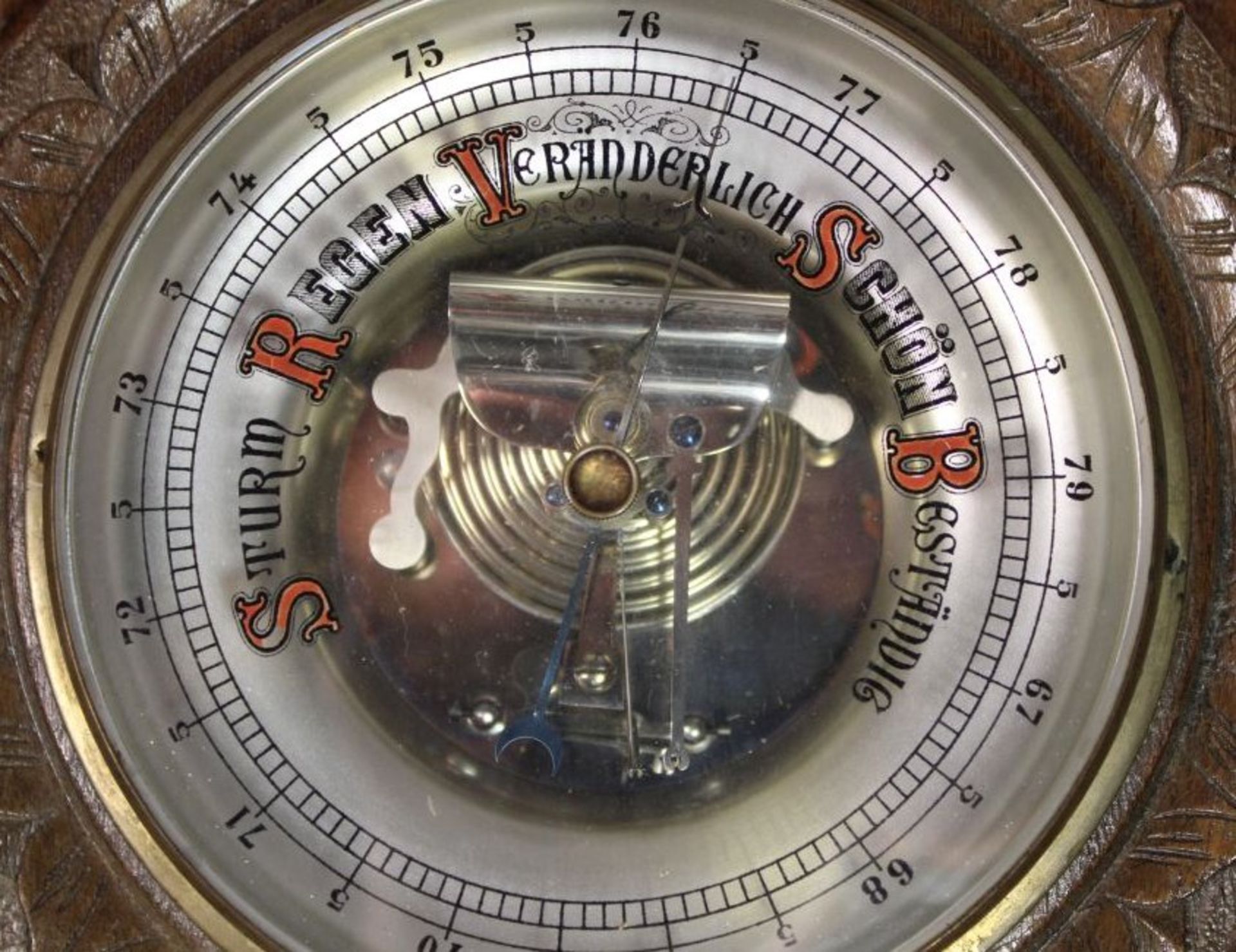 rundes Wandbarometer, älter, beschnitztes Holzgehäuse, D-23cm - Bild 2 aus 3