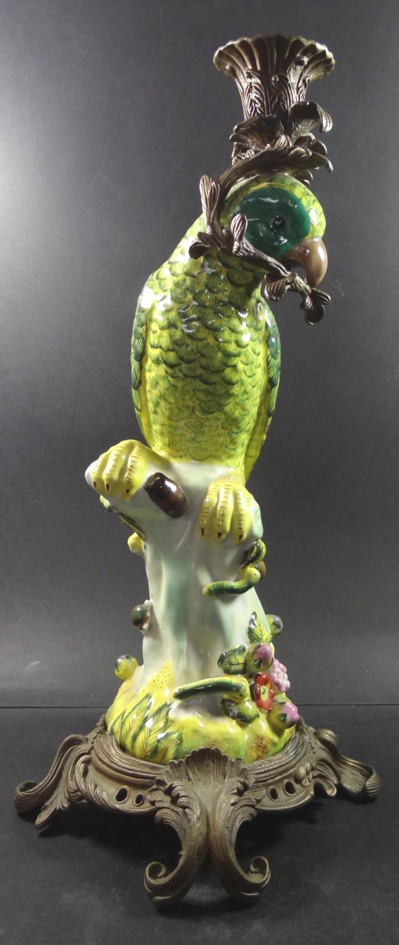 Figürlicher Kerzenhalter, Majolika-Papagei mit Blüten, Metallstand und Halter, bronziert, einige kl. - Bild 2 aus 7