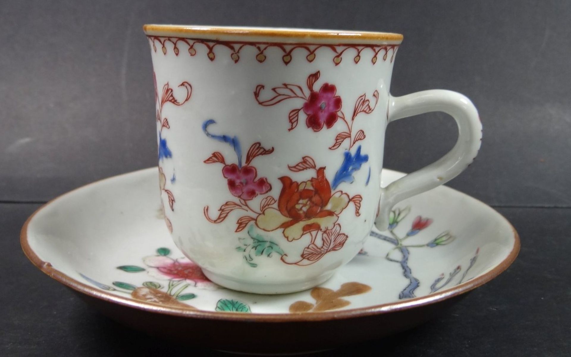 China Tasse mit U.T., florales Dekor um 1780, U.T. minimale Abplatzer