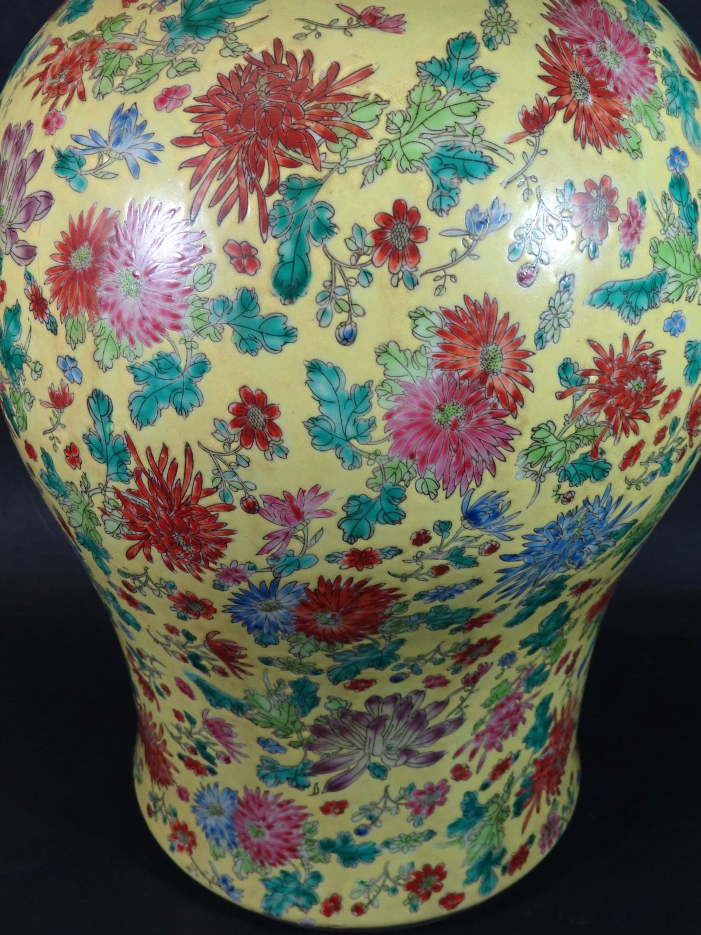 Paar hohe chinesische Deckelvasen, Blumen auf gelben Fond, wohl um 1900?, H-48 cm, D-26 cm - Bild 6 aus 9