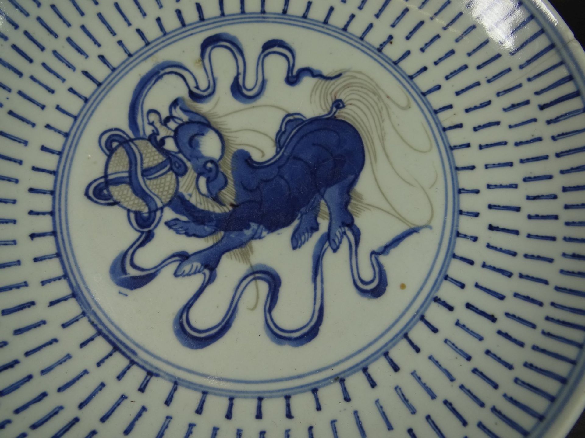 China-Schale, mittig mit Fu-Hund, Blaumalerei, älter, D-26 cm, H-4,5 c - Bild 3 aus 5
