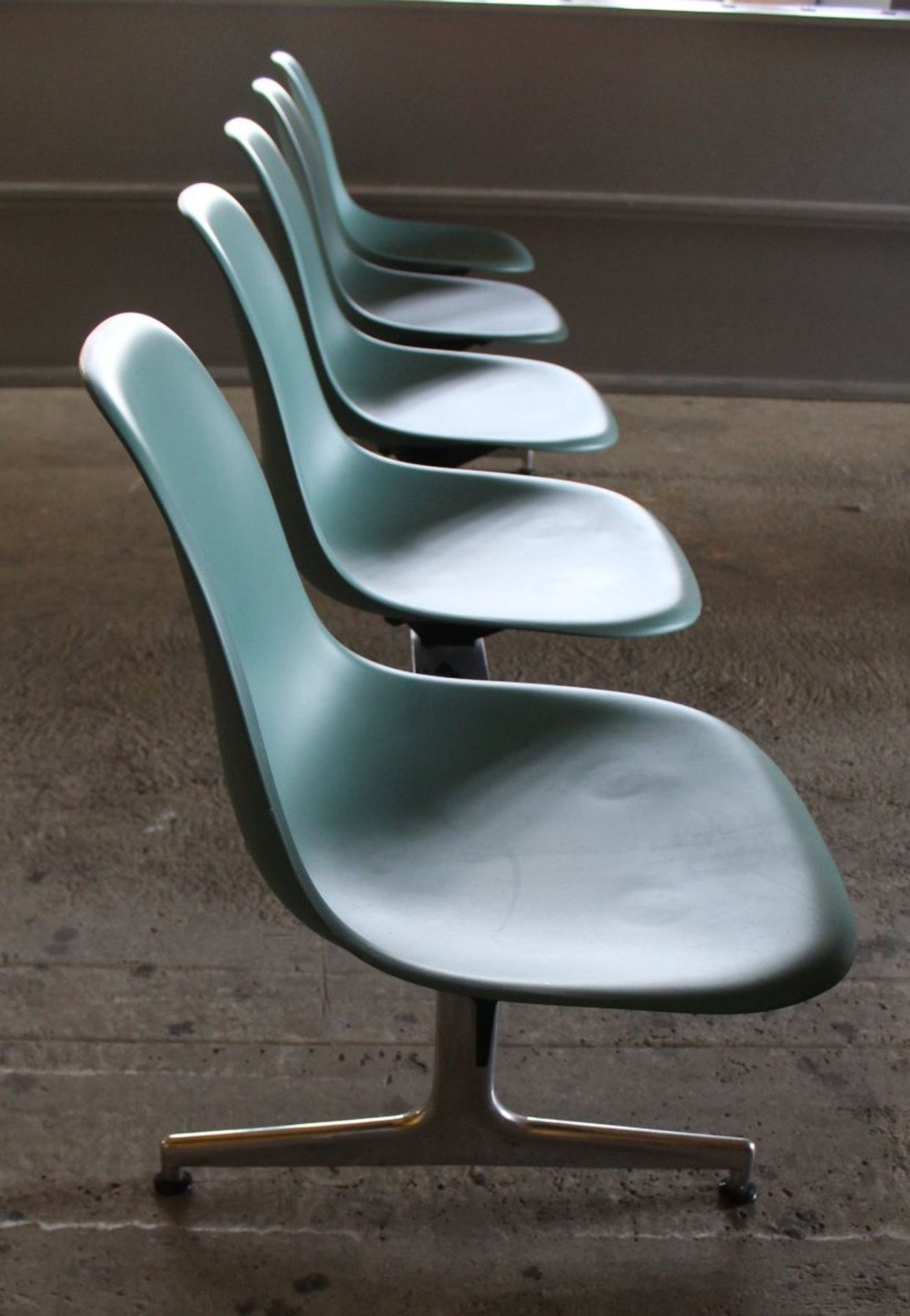 Eames, Charles-Fünfer-Sitzbank 'Tandem Seating', 1963 H. 83 x 280 x 565 cm. Vitra Design, Weil am - Image 4 of 6