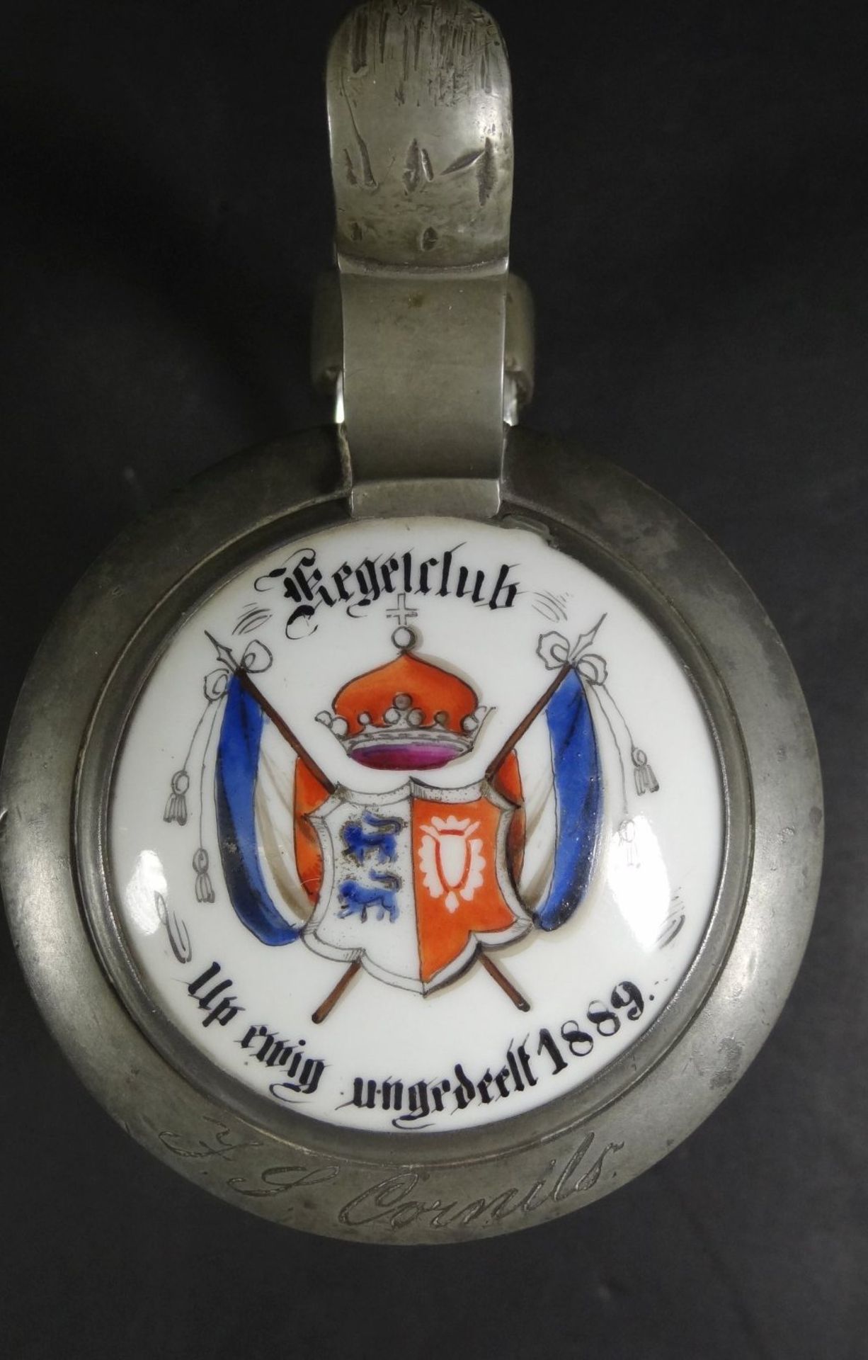 Keglerkrug, Porzellandeckel bemalt, dat. 1889, Zinnumrandung mit Namensgravur, Alters-u. - Bild 4 aus 8