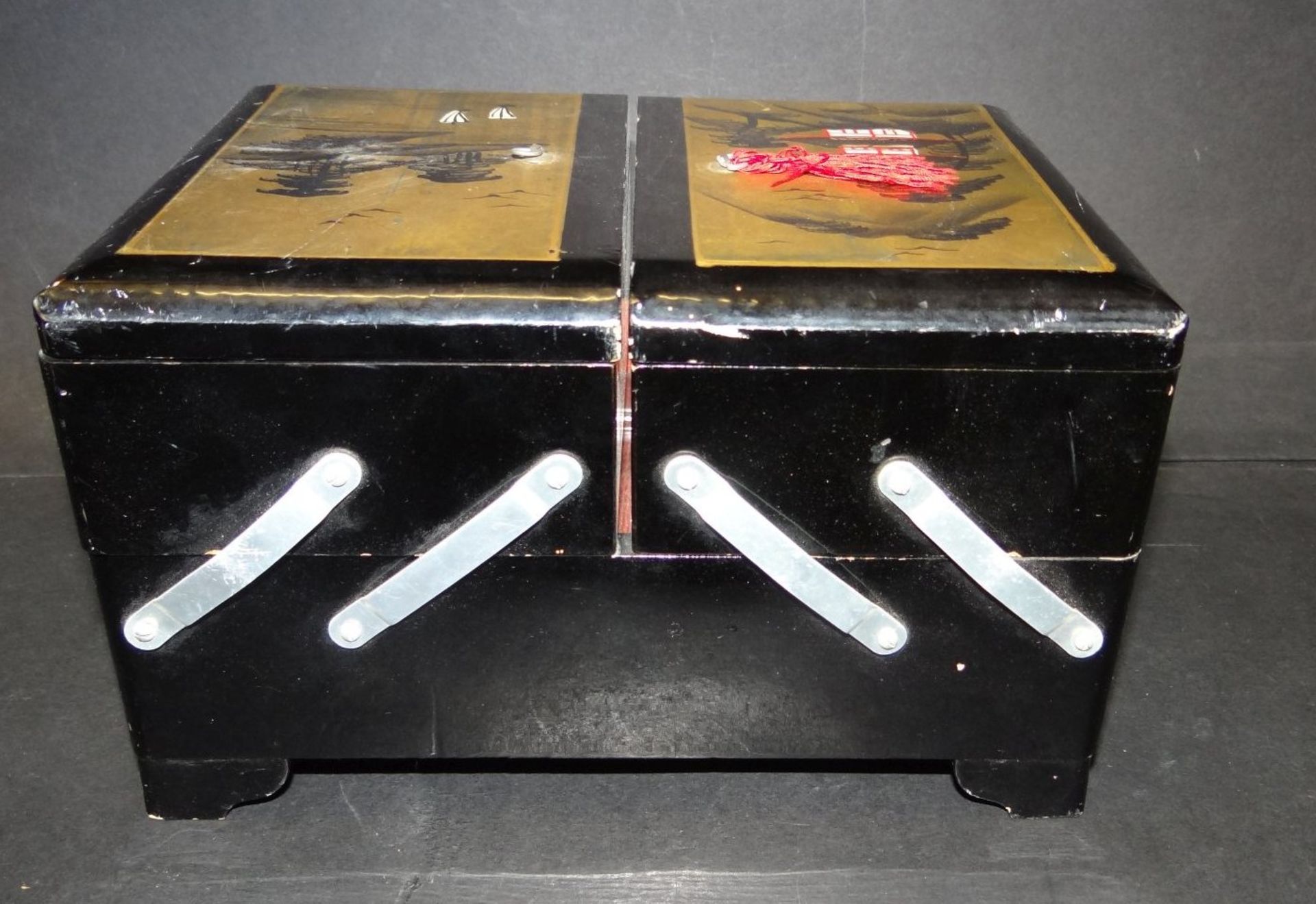 kl. Lack-Nähkasten mit Spieluhr, bemalt, Japan, H-12 cm, 15x21 c