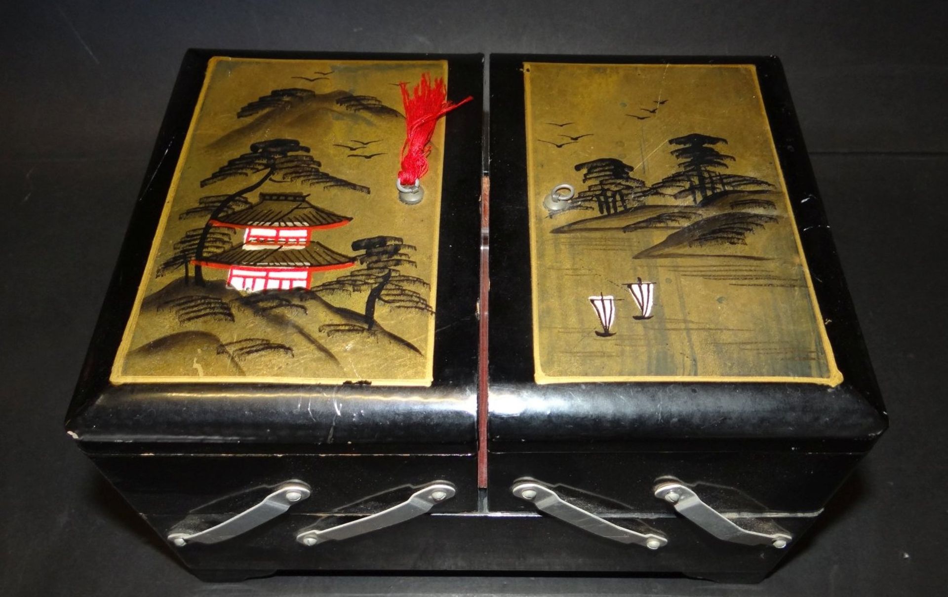 kl. Lack-Nähkasten mit Spieluhr, bemalt, Japan, H-12 cm, 15x21 c - Bild 2 aus 4