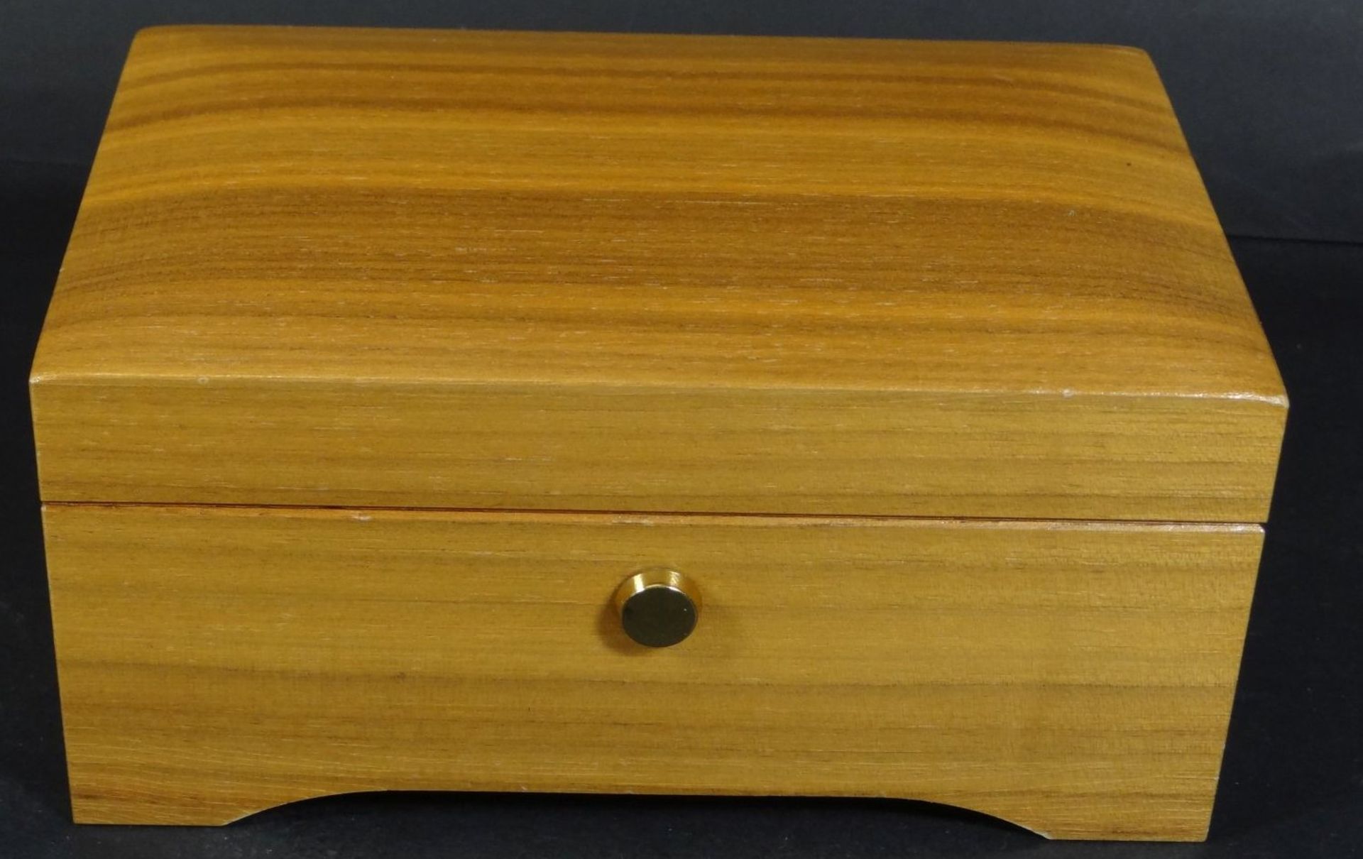 kl. Holz-Kasten mit Reuge Spieluhr, 2 Melodien, läuft, H-6,5 cm, 9x14 cm,