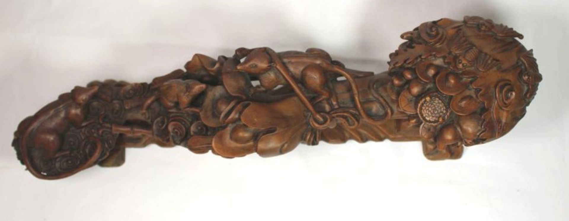 Rui-Szepter auf Stand, Holz, aufwendig beschnitzt, China, div. Fehlteile, L-48cm - Bild 2 aus 5