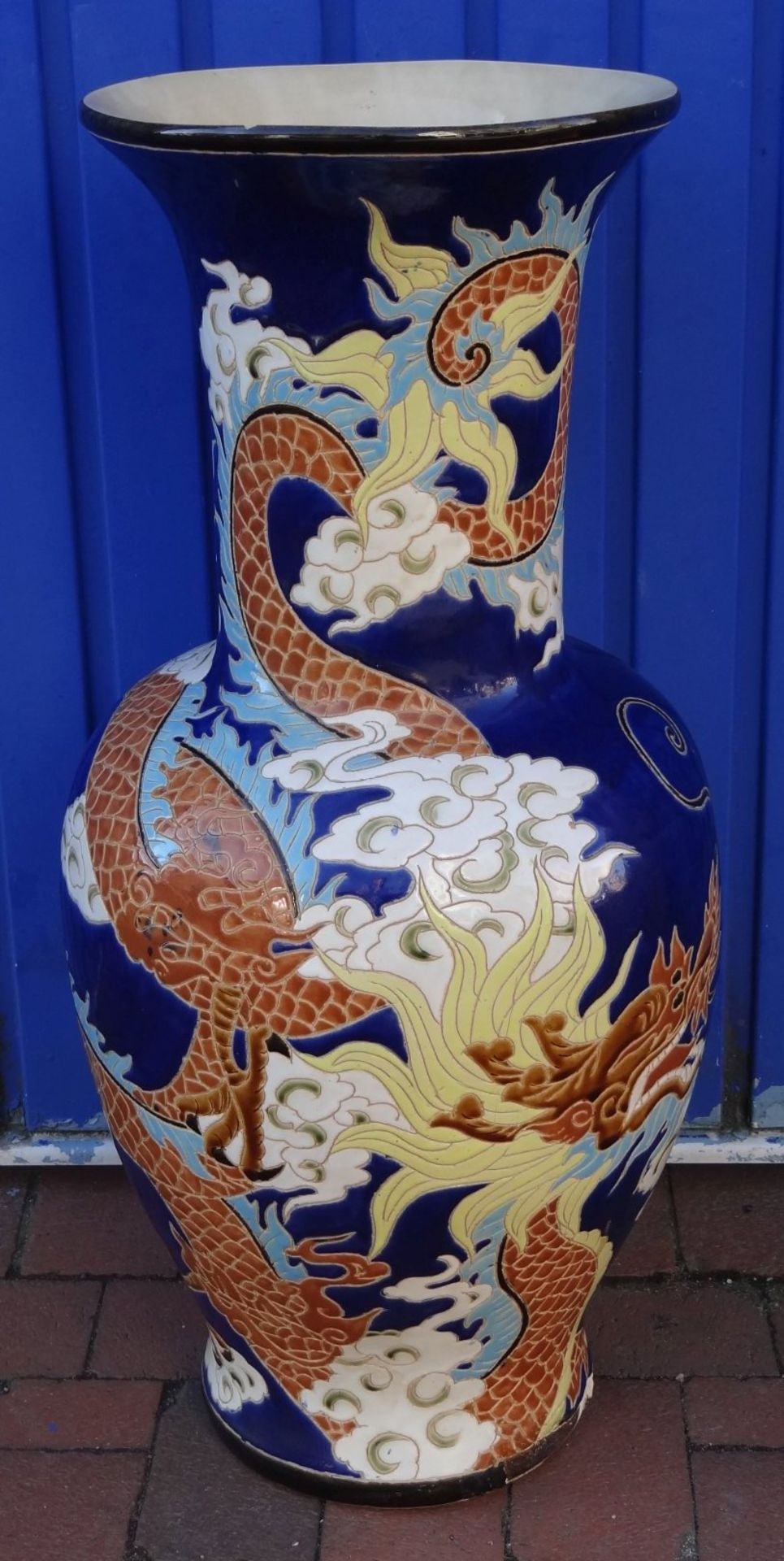 Bodenvase mit Drachendekor, China, bestossen, H-80 cm, älte