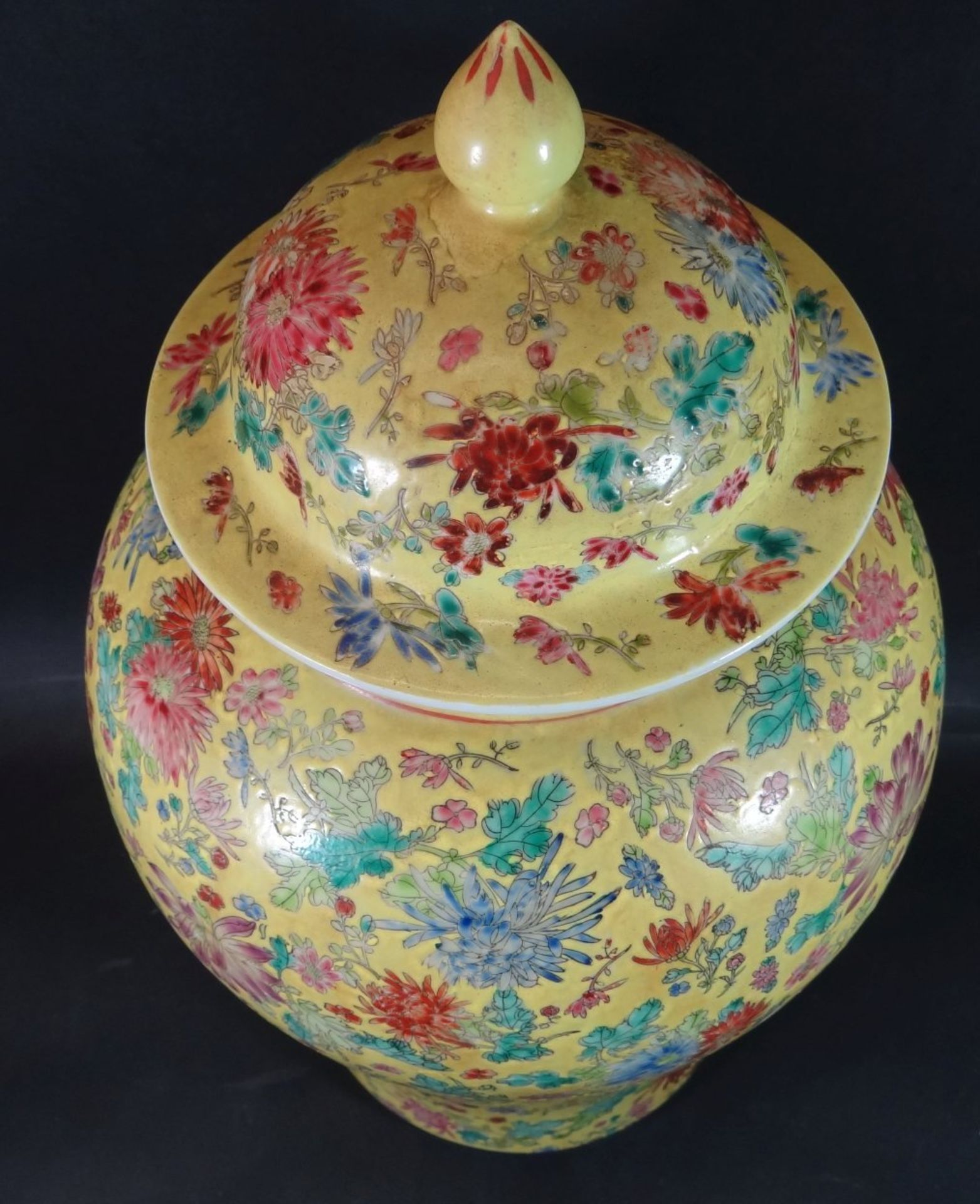 Paar hohe chinesische Deckelvasen, Blumen auf gelben Fond, wohl um 1900?, H-48 cm, D-26 cm - Bild 7 aus 9