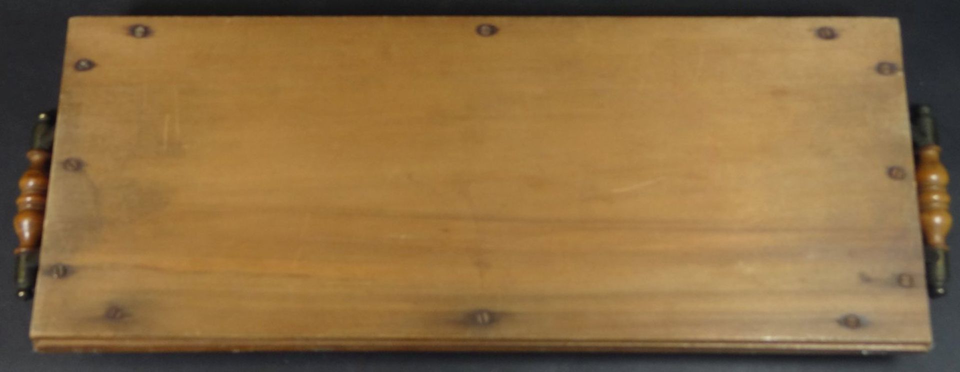 2x kl. Holz-Tablett, 1x mit Blumenmalerei, 15x35 cm, 1x Kerbschnitzerei, 13x35 cm, hier Holzplatte - Bild 3 aus 6