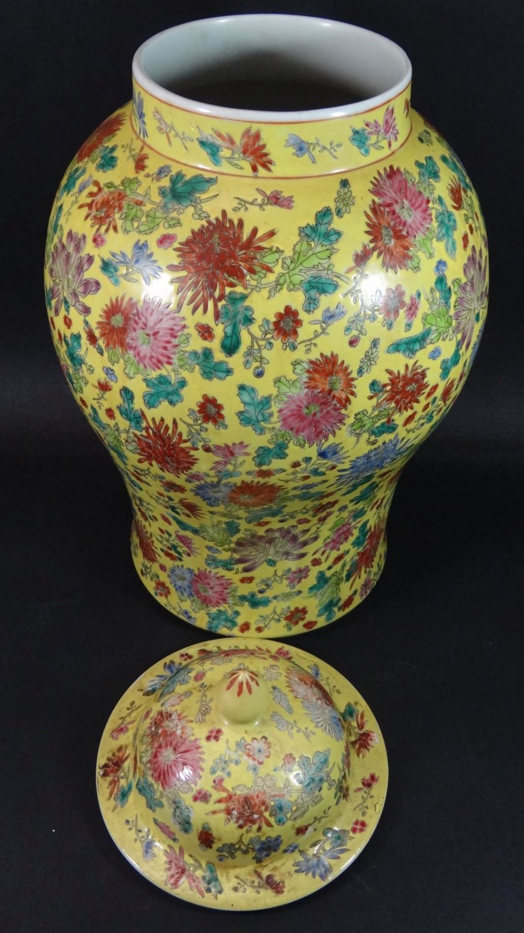 Paar hohe chinesische Deckelvasen, Blumen auf gelben Fond, wohl um 1900?, H-48 cm, D-26 cm - Bild 8 aus 9