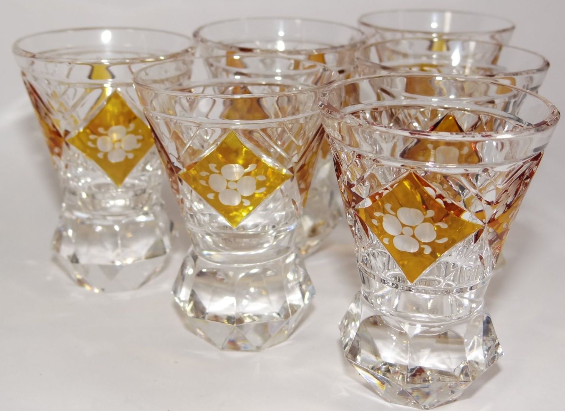 Überfang-Karaffe mit 6 Gläsern, beschliffen, H-22 cm, und 7 - Bild 5 aus 5