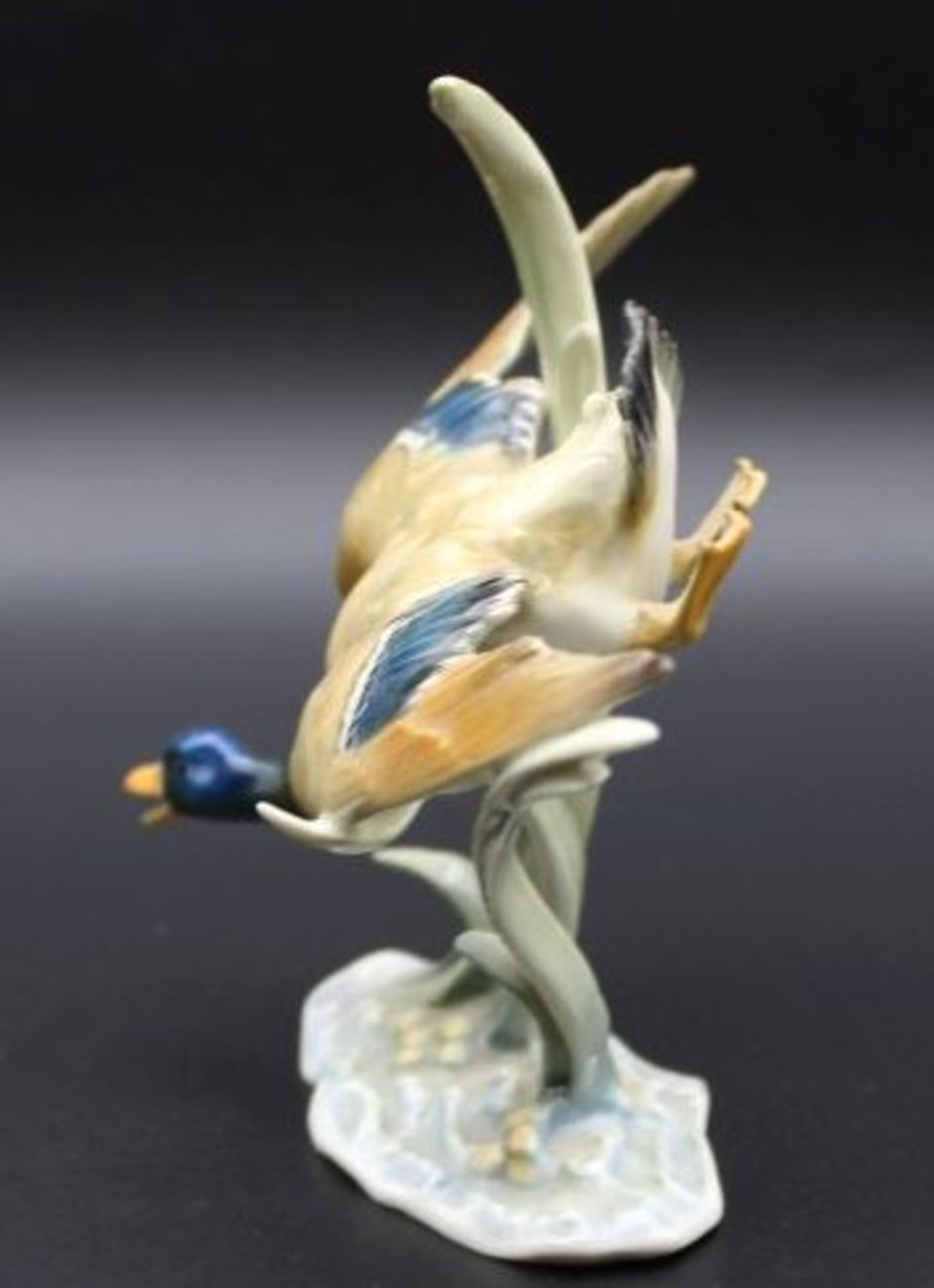 Hutschenreuther Figur, Fliegende Ente, Entw. Hans Achtziger, polychr. Bemalung in Unterglasurfarben, - Bild 3 aus 4