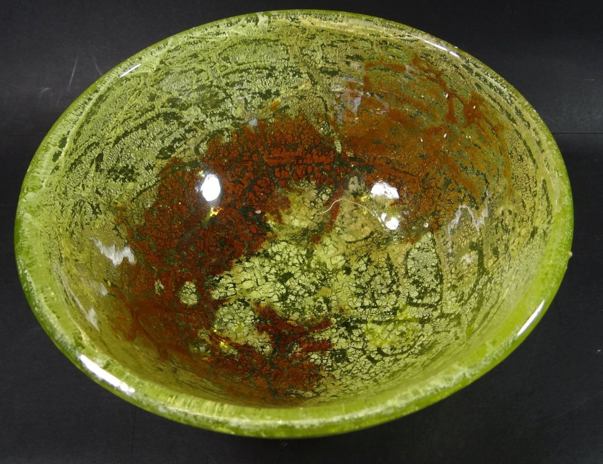 Kunstglasschale, wohl WMF ?, auf drei Füsschen, zwei davon beschädigt, H-10 cm, D-18 - Bild 3 aus 6