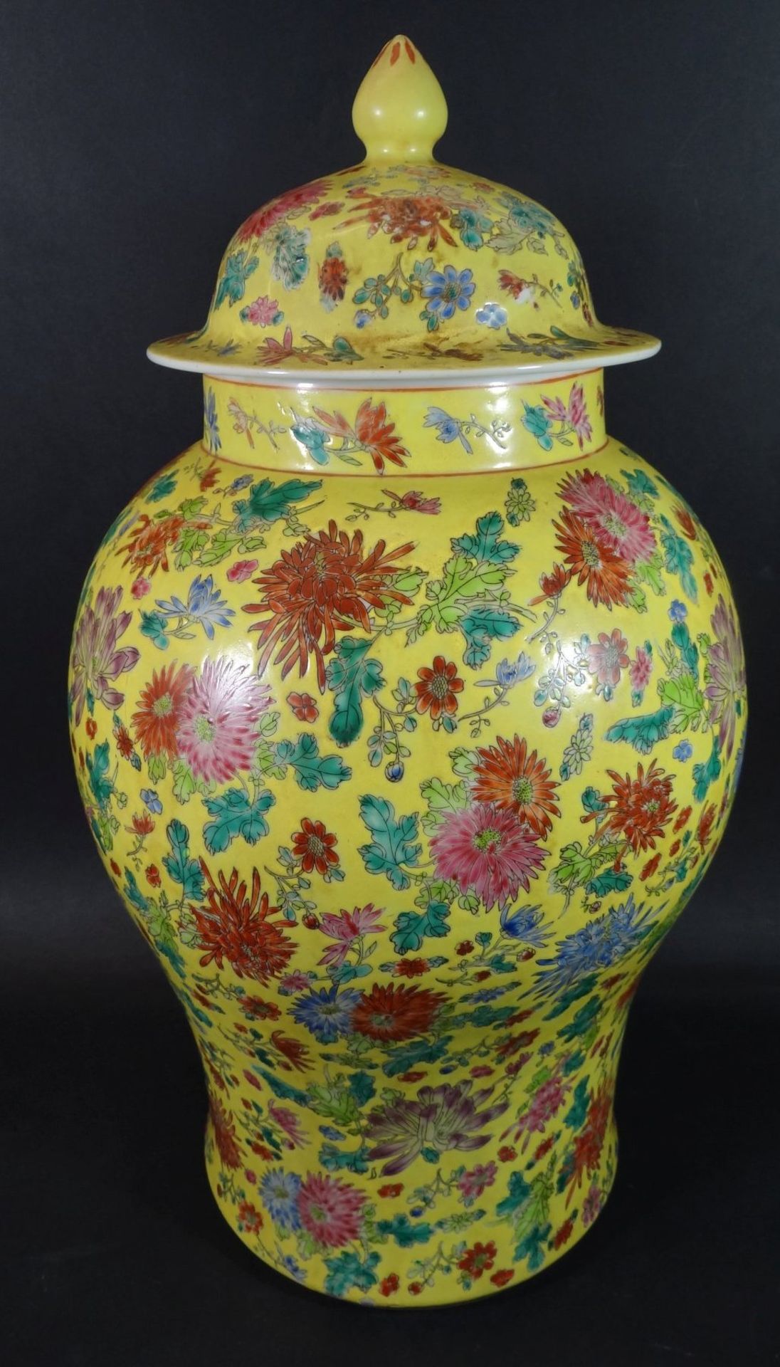 Paar hohe chinesische Deckelvasen, Blumen auf gelben Fond, wohl um 1900?, H-48 cm, D-26 cm - Bild 5 aus 9