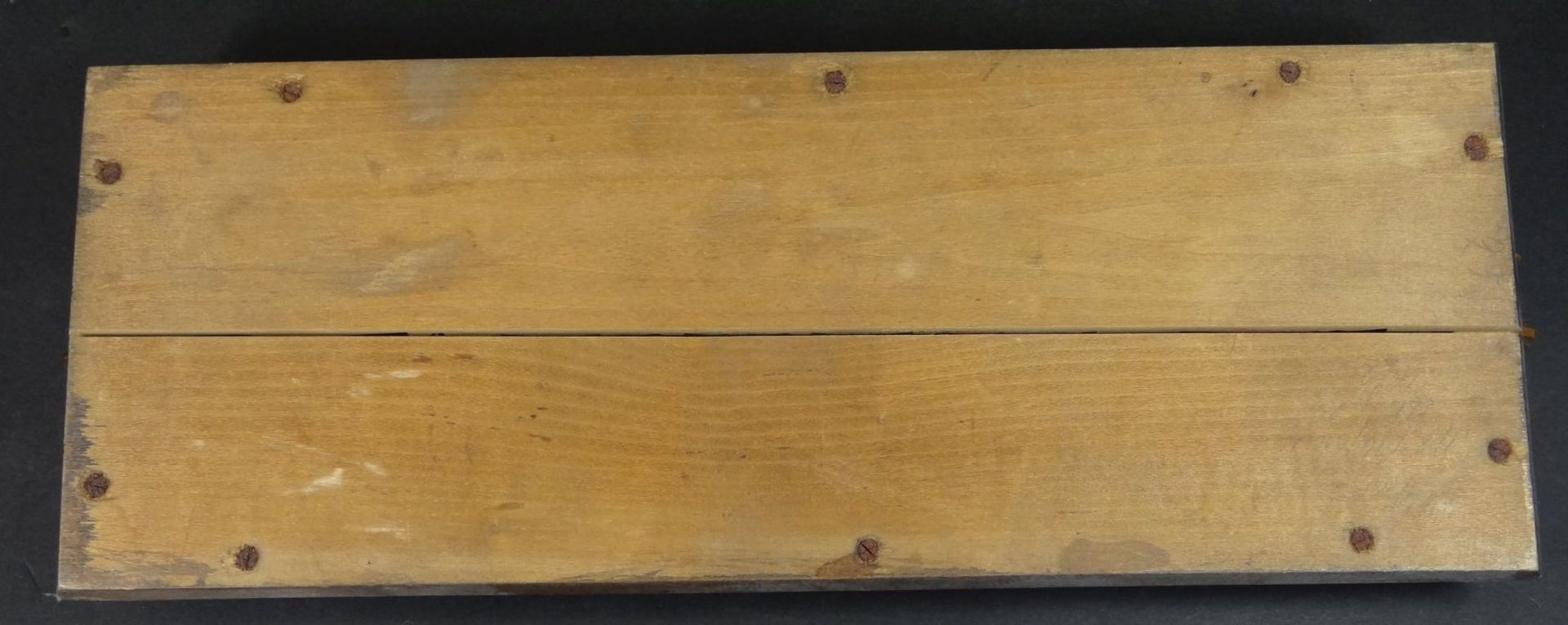 2x kl. Holz-Tablett, 1x mit Blumenmalerei, 15x35 cm, 1x Kerbschnitzerei, 13x35 cm, hier Holzplatte - Bild 6 aus 6
