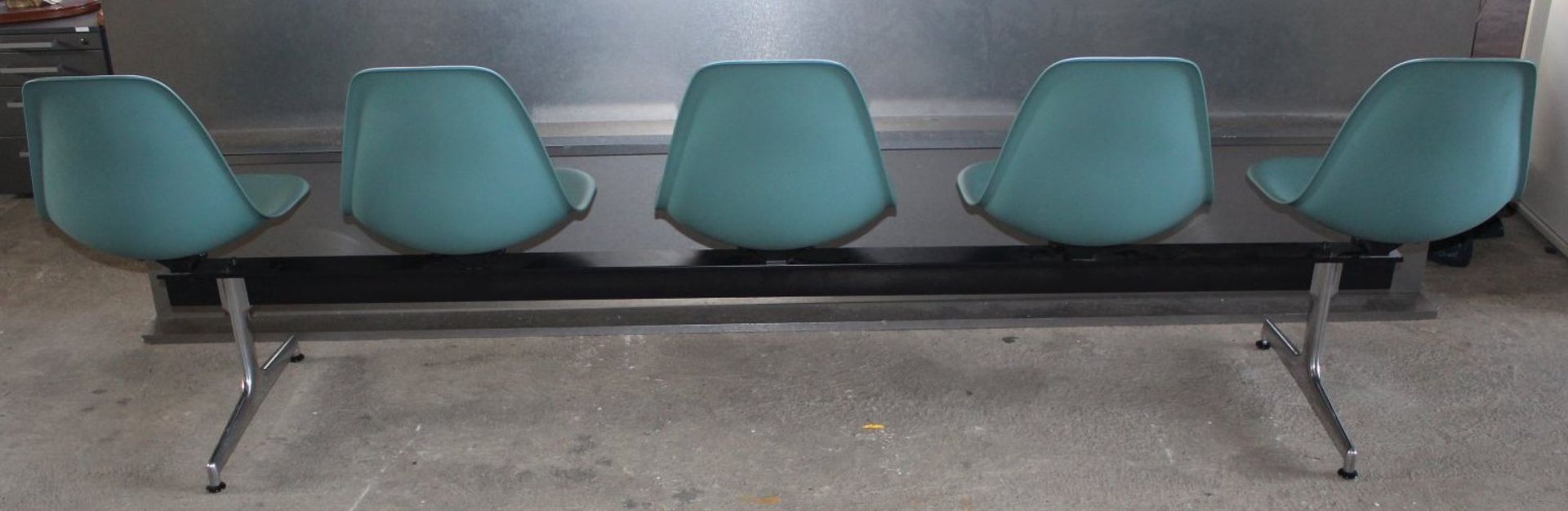 Eames, Charles-Fünfer-Sitzbank 'Tandem Seating', 1963 H. 83 x 280 x 565 cm. Vitra Design, Weil am - Image 5 of 6