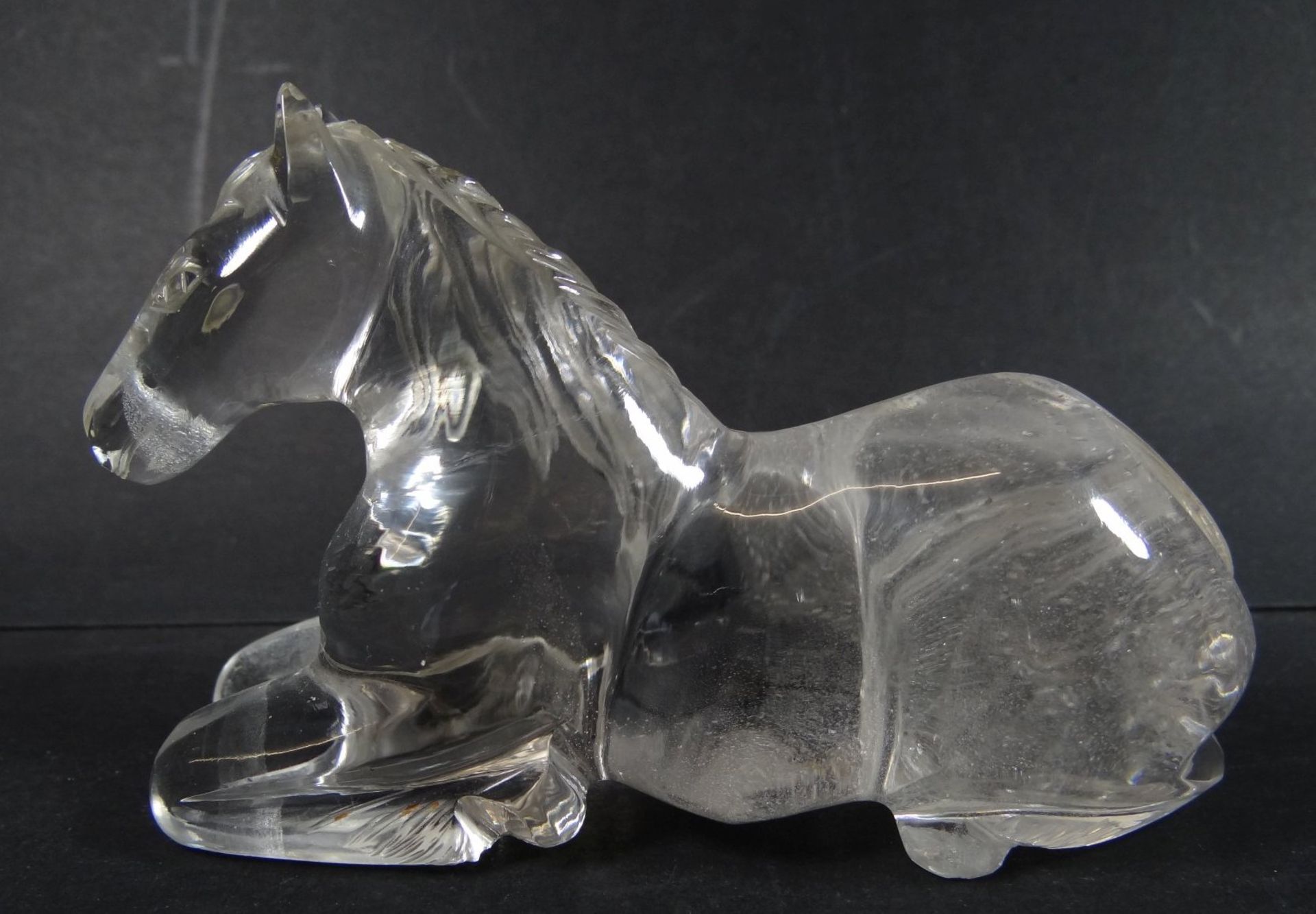 liegendes Pferd aus Bergkristall, China, älter, H-6,5 cm, L-9,5 c