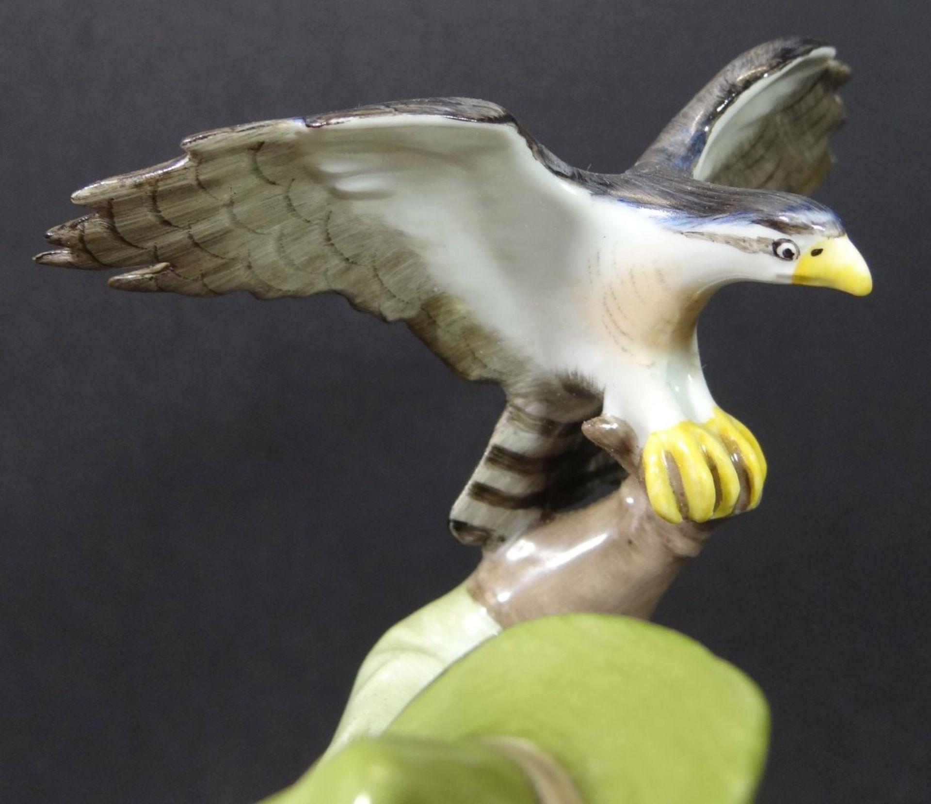 Figur eines Falkners mit Raubvogel "Kaiser" bemalt, H-26 cm, eine Flügelspitze minimal bestosse - Bild 5 aus 7