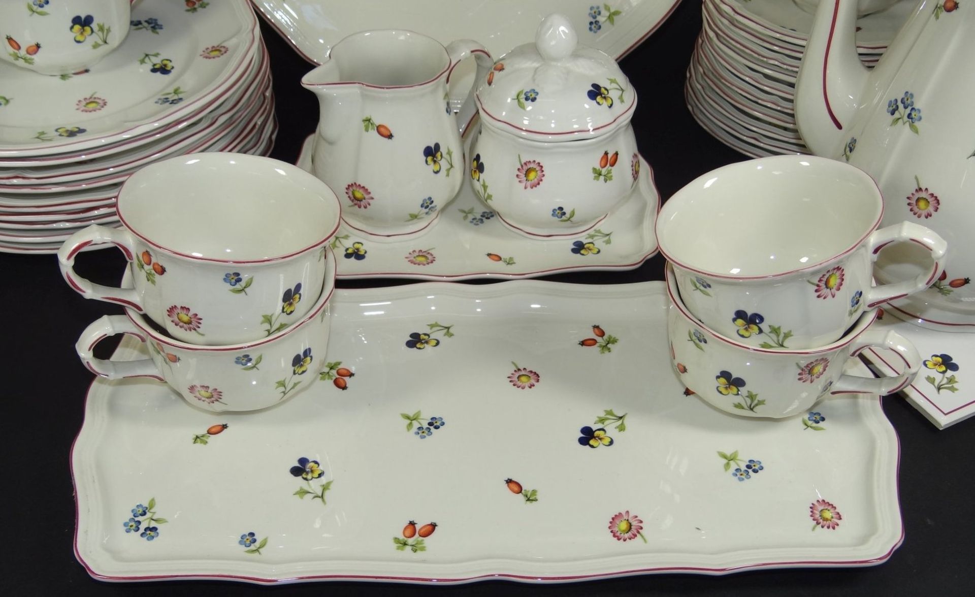 36 tg. Kaffeservice "Villeroy&Boch" Petit fleurs, eine Tasse mit Riss - Bild 2 aus 10