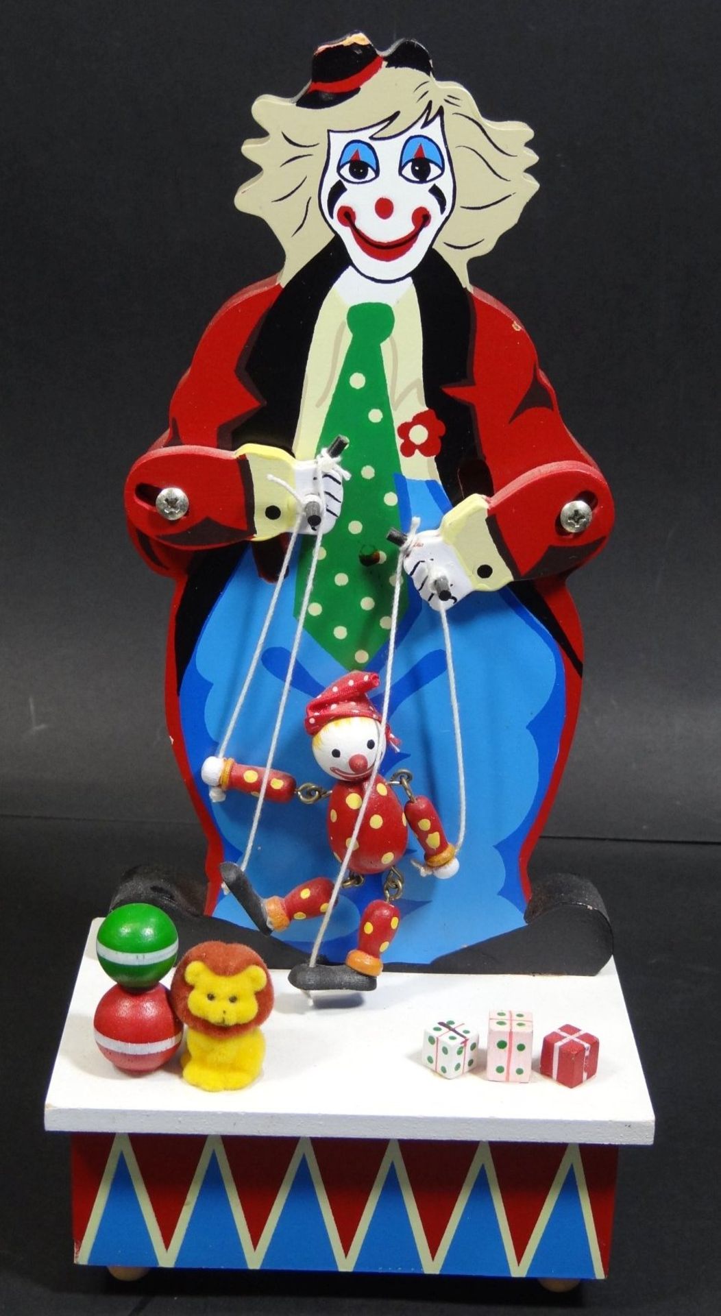 Clownfigur mit Spieluhr und bewegter Marionette, Holz, H-27 cm, B-13 cm, Werk läuf