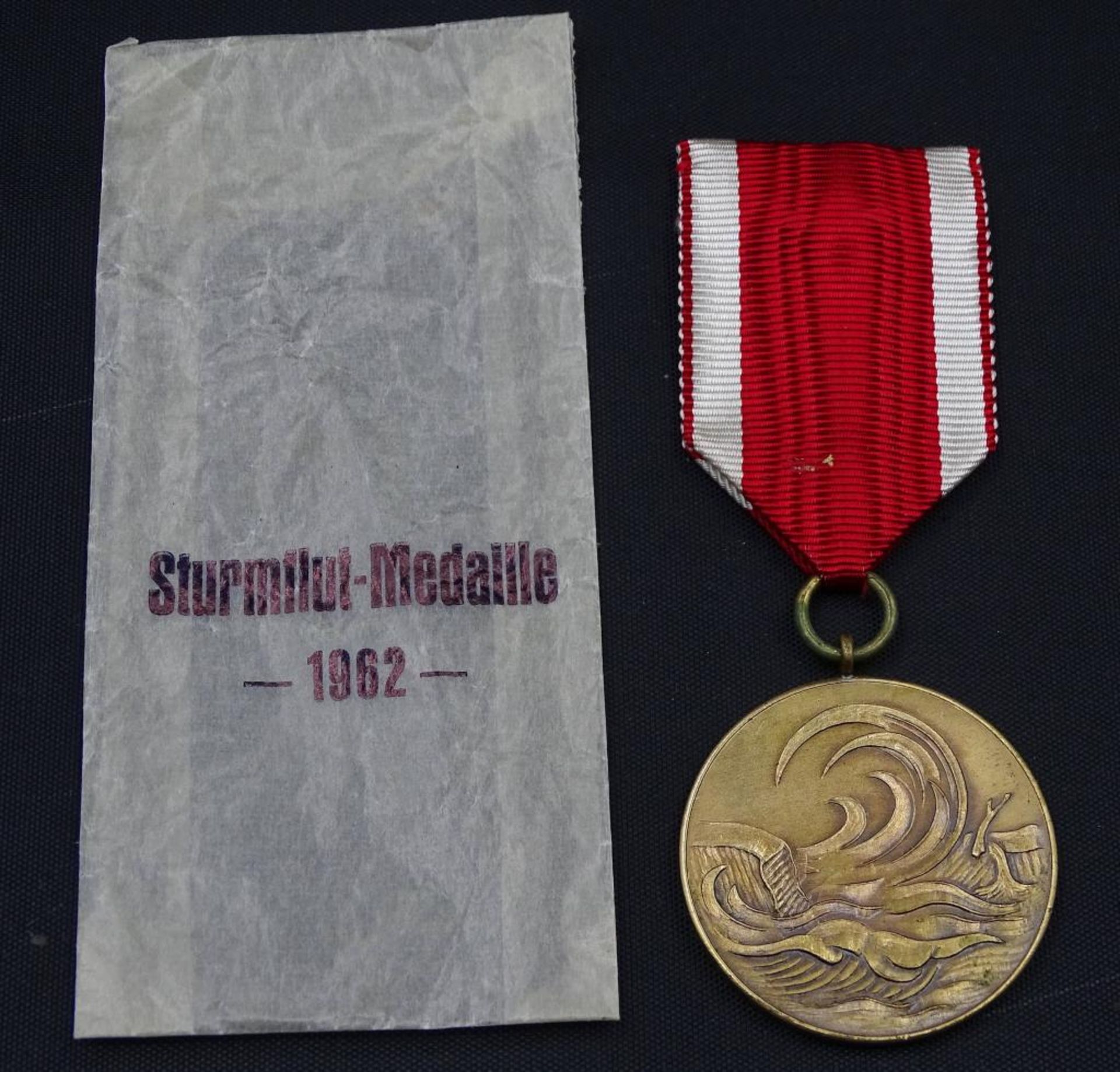 Sturmflut Medaille an Band, mit Tüt