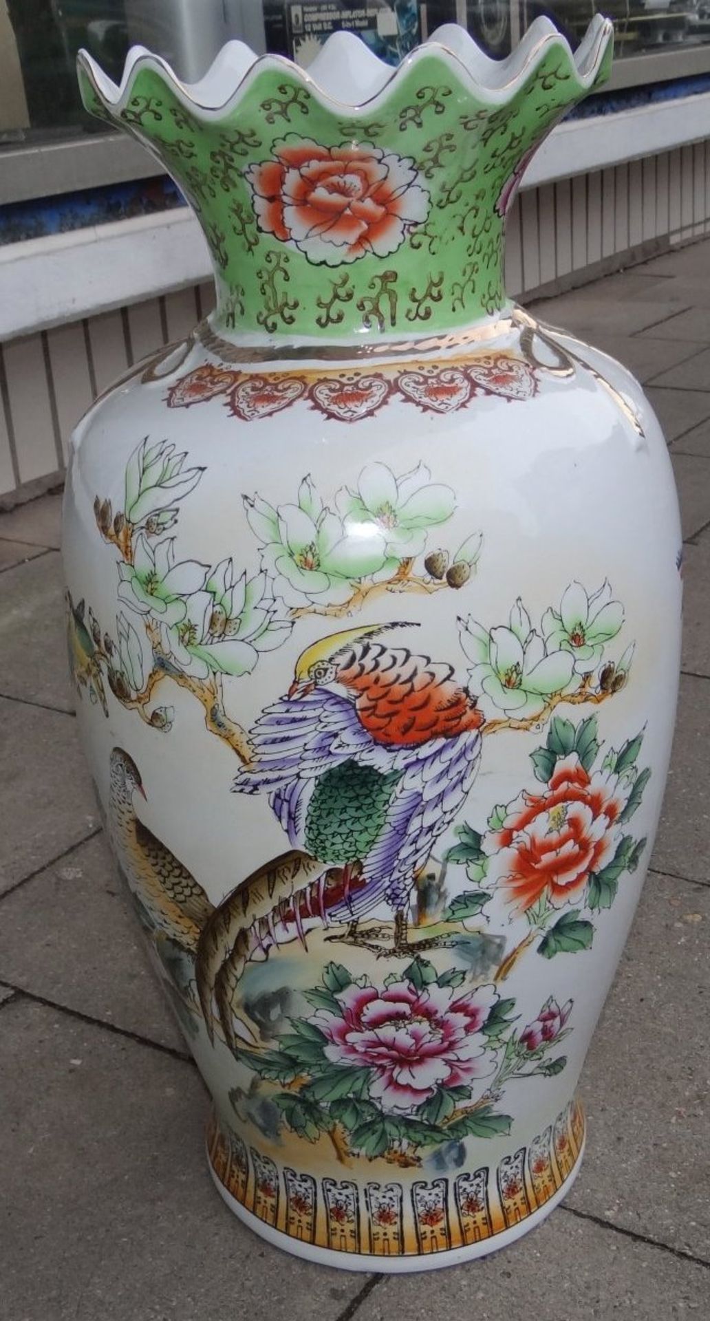 grosse Ming-Bodenvase, limited Edition, mit Pfauendekor, H-60 cm, D-23 cm